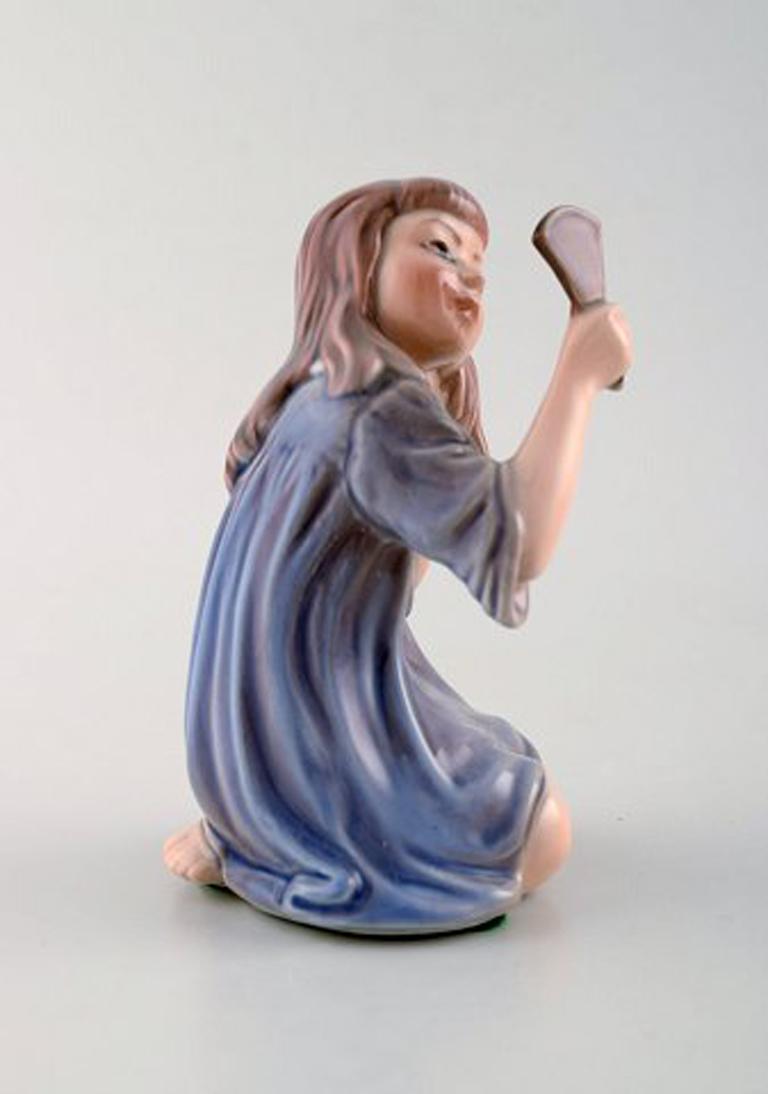Dahl Jensen porcelain figurine. Girl with mirror. Model number 1351. 1st factory quality. 1920s-1930s.
In very good condition.
Measures: 12 x 8 cm.
Signed: Kings crown, DJ Copenhagen.