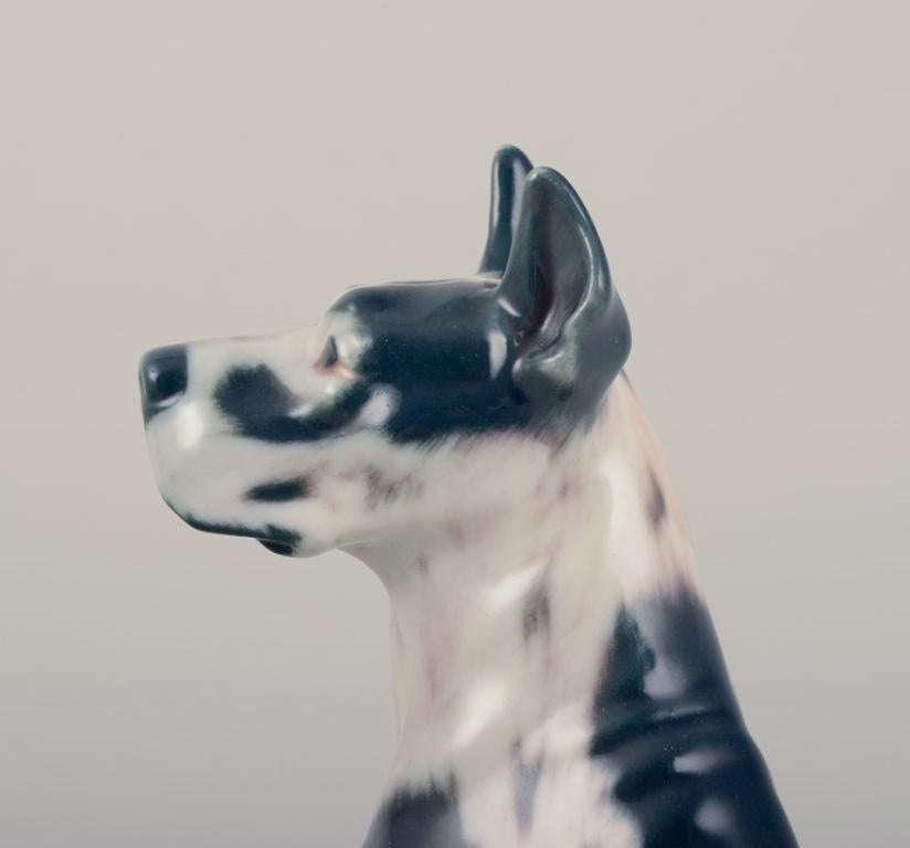 Jensen, figurine en porcelaine représentant un dogue allemand. Environ 1930 Excellent état - En vente à København, Copenhagen
