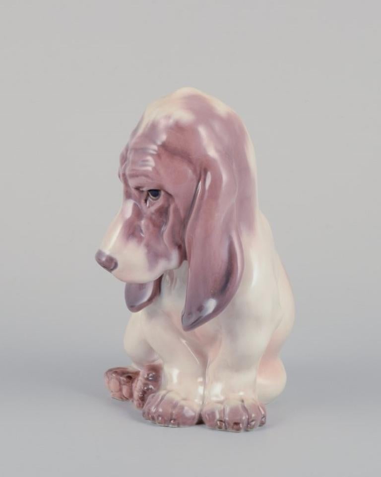 Danish Dahl Jensen porcelain figurine of a sitting Basset Hound.  For Sale