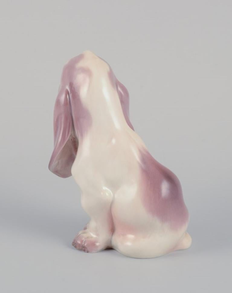 Dahl Jensen porcelain figurine of a sitting Basset Hound.  In Excellent Condition For Sale In Copenhagen, DK