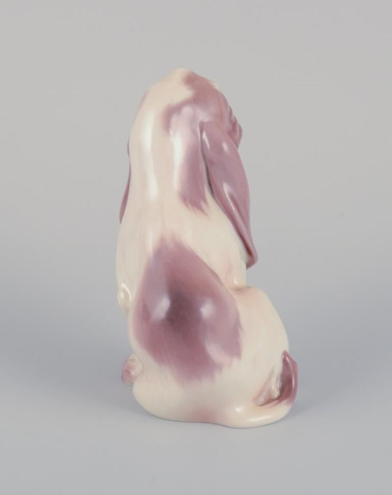 Mid-20th Century Dahl Jensen porcelain figurine of a sitting Basset Hound.  For Sale