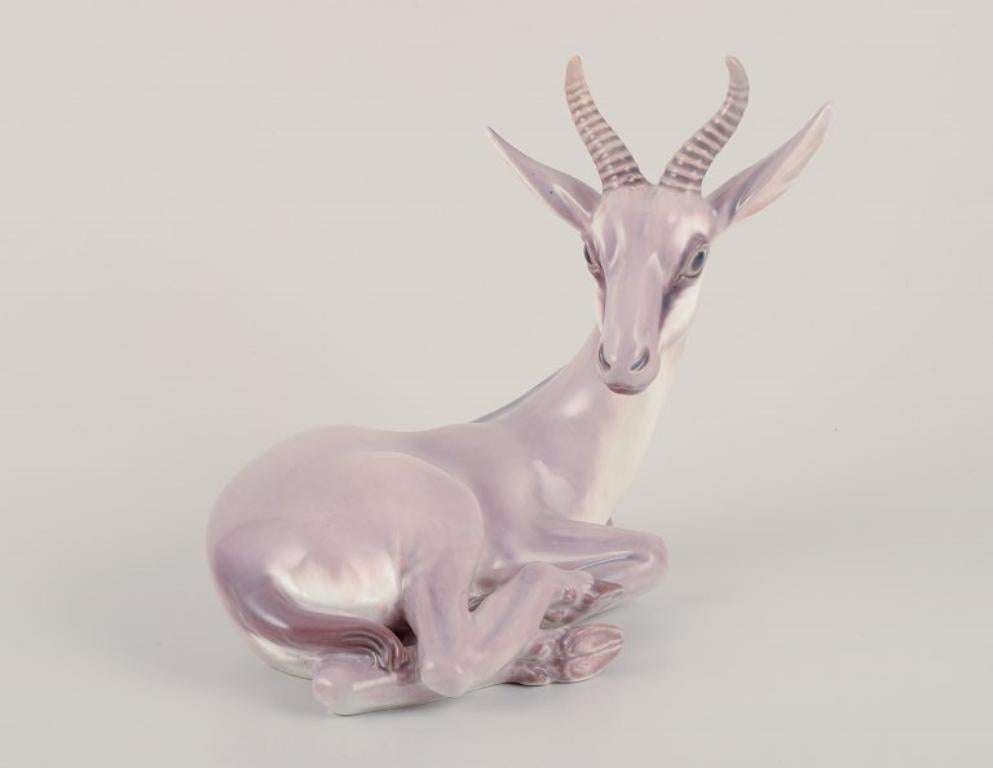 Statuetta di antilope in porcellana di Dahl Jensen. 
Dipinto a mano.
Numero di modello 1237.
Contrassegnato.
Condizioni perfette.
Seconda qualità di fabbrica.
Dimensioni: Larghezza 20,0 cm. x Altezza 16,5 cm.

