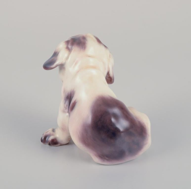 Dahl Jensen porcelain figurine of an English Bulldog puppy. In Excellent Condition For Sale In Copenhagen, DK