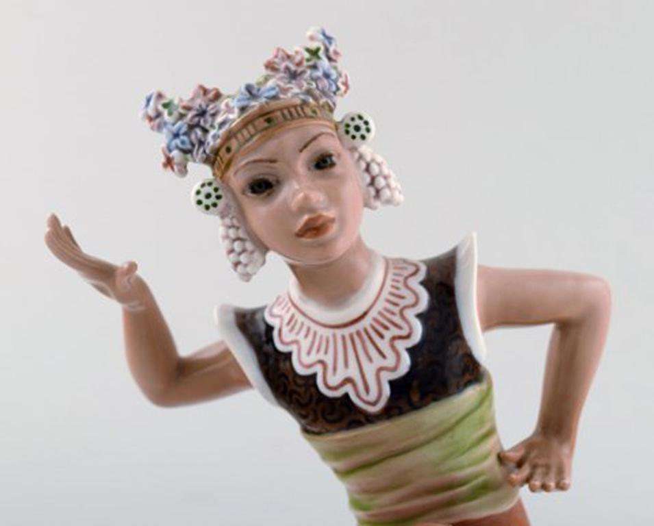 Dahl Jensen porcelain figurine. Oriental dancer. Model number 1323. 1st factory quality. 1920s-1930s.
In very good condition.
Measures: 16 x 12.5 cm.
Signed: Kings crown, DJ Copenhagen.