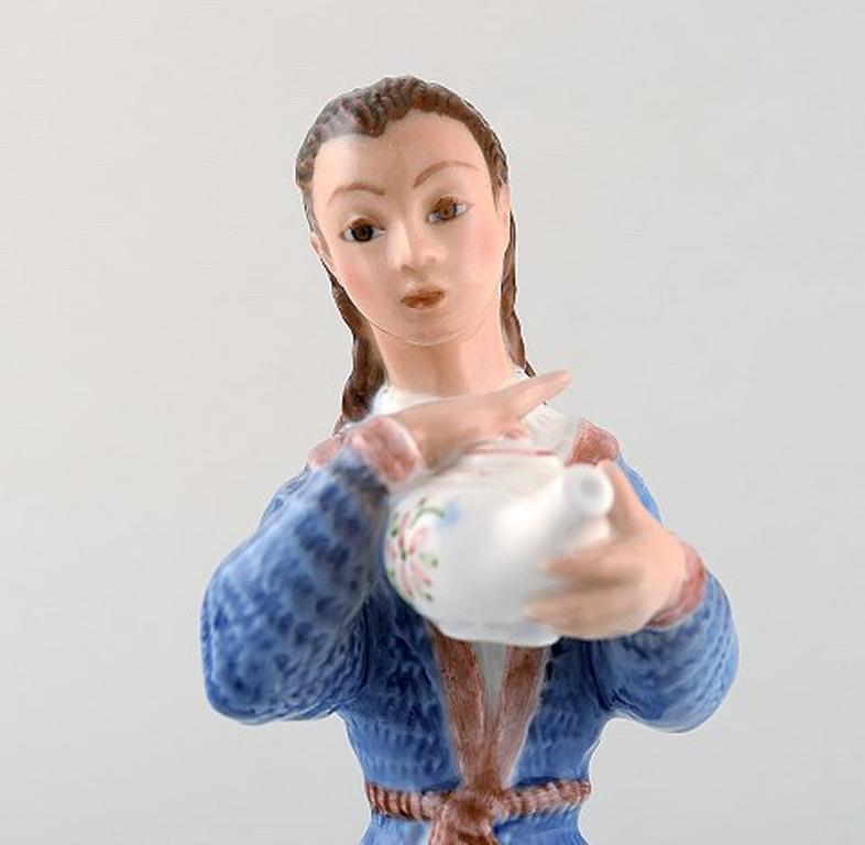 Dahl Jensen porcelain figurine. Tea girl. Model number 1326. 1st factory quality. 1920s-1930s.
In very good condition.
Measures: 22 x 8.5 cm.
Signed: Kings crown, DJ Copenhagen.