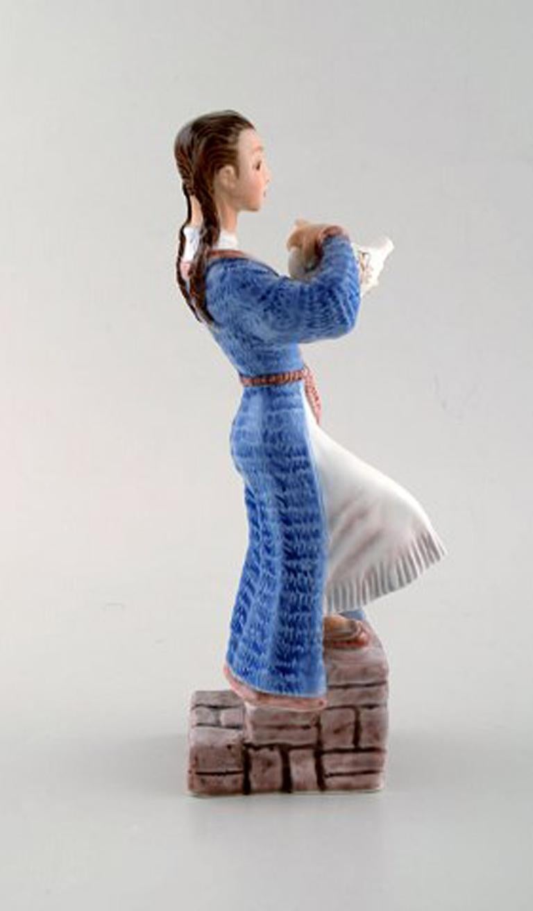 Dahl Jensen Porcelain Figurine, Tea Girl, Model Number 1326 In Good Condition In Copenhagen, DK