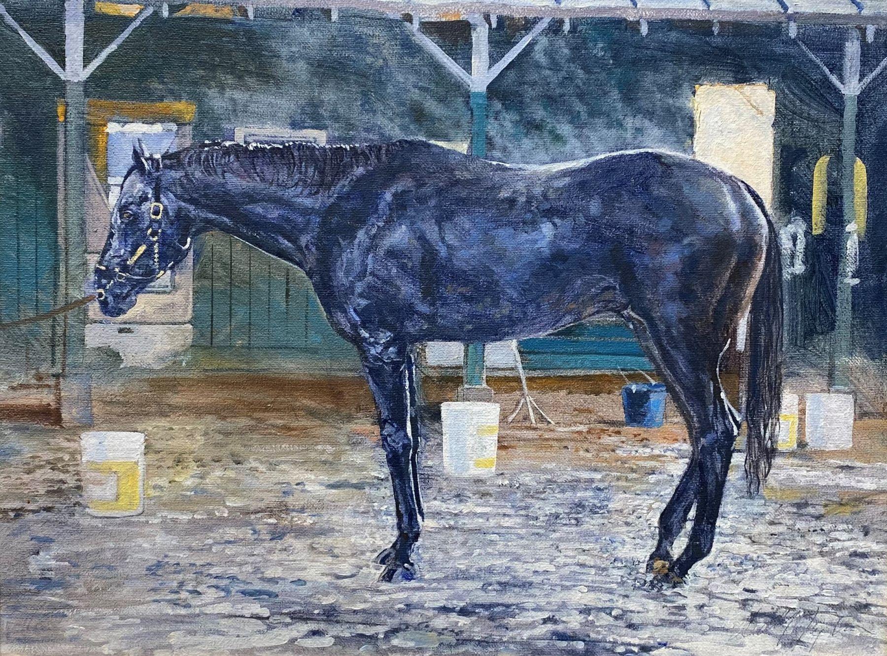 "Bath Time II", ein 11x14 Ölgemälde auf Leinwand des Künstlers Dahl Taylor, ist ein raffiniertes Pferdeporträt, das ein schlankes, dunkles Pferd zeigt, das ruhig in einem Stall steht und nach einem warmen Bad Dampf aufsteigen l ässt. Subtile