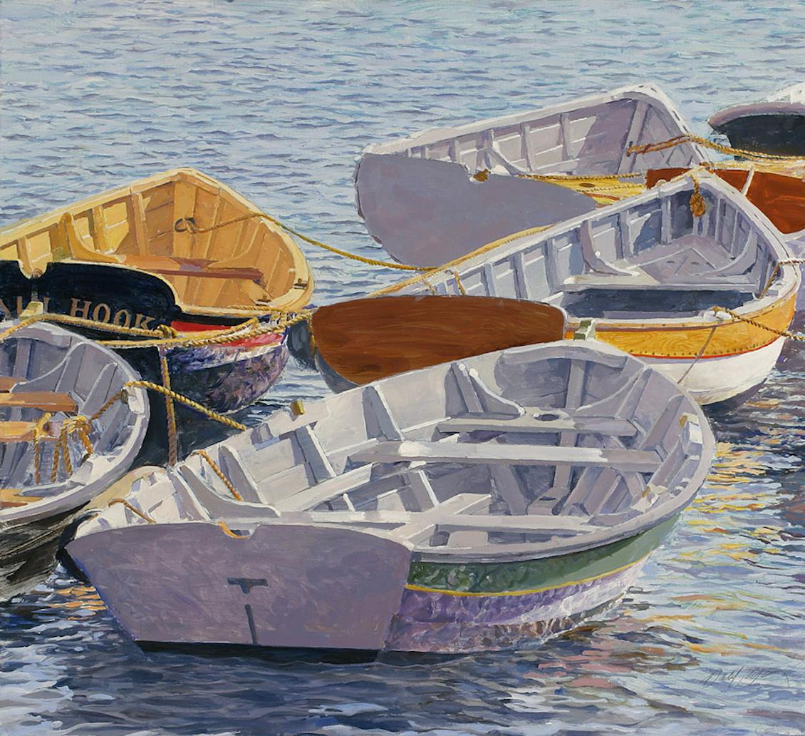 Cette œuvre, "Dinghies", de l'artiste Dahl Taylor, est une peinture à l'huile sur toile de 24x26 représentant six canots pneumatiques liés par une corde, flottant sur l'eau. La lumière du soleil réchauffe les panneaux en bois du bateau au fil de la