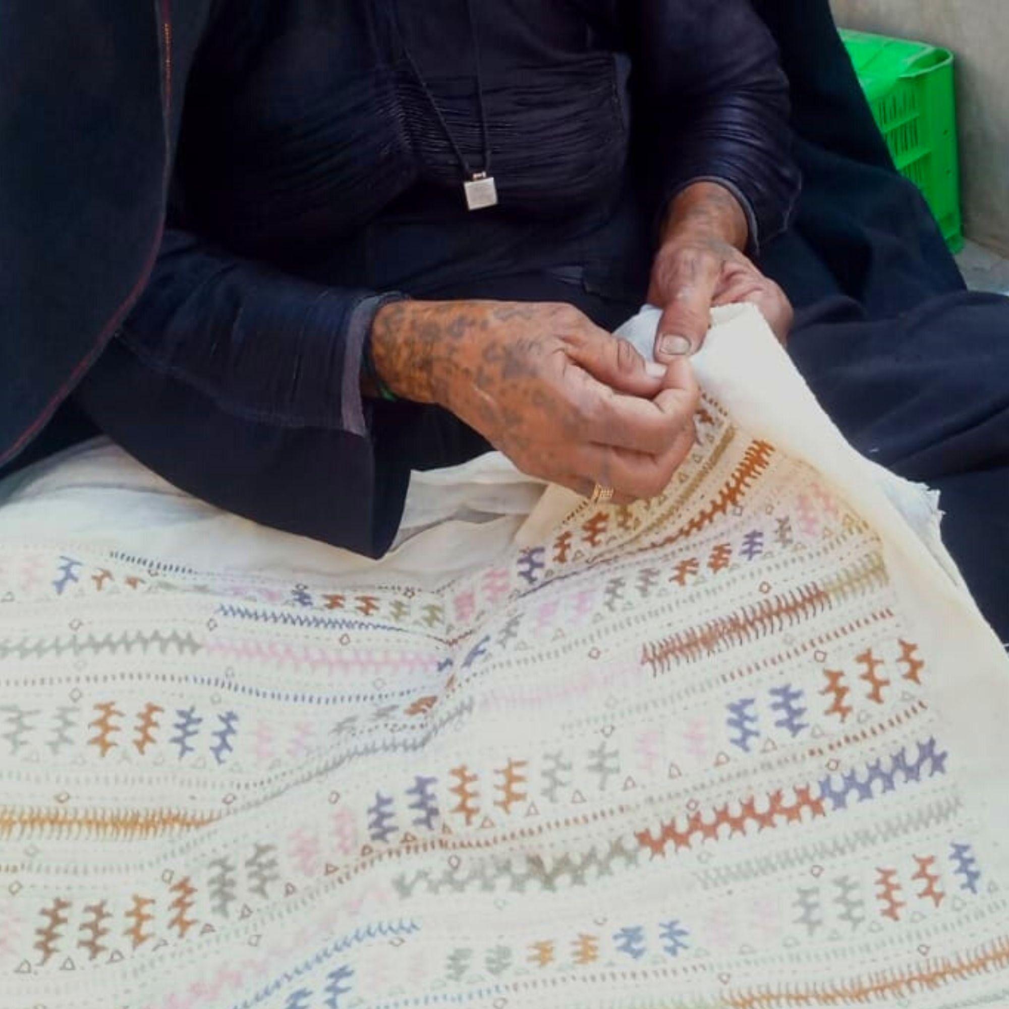 Oreiller Dahli Cora entièrement brodé à la main sur coton biologique tissé à la main par des artisans en vente 3