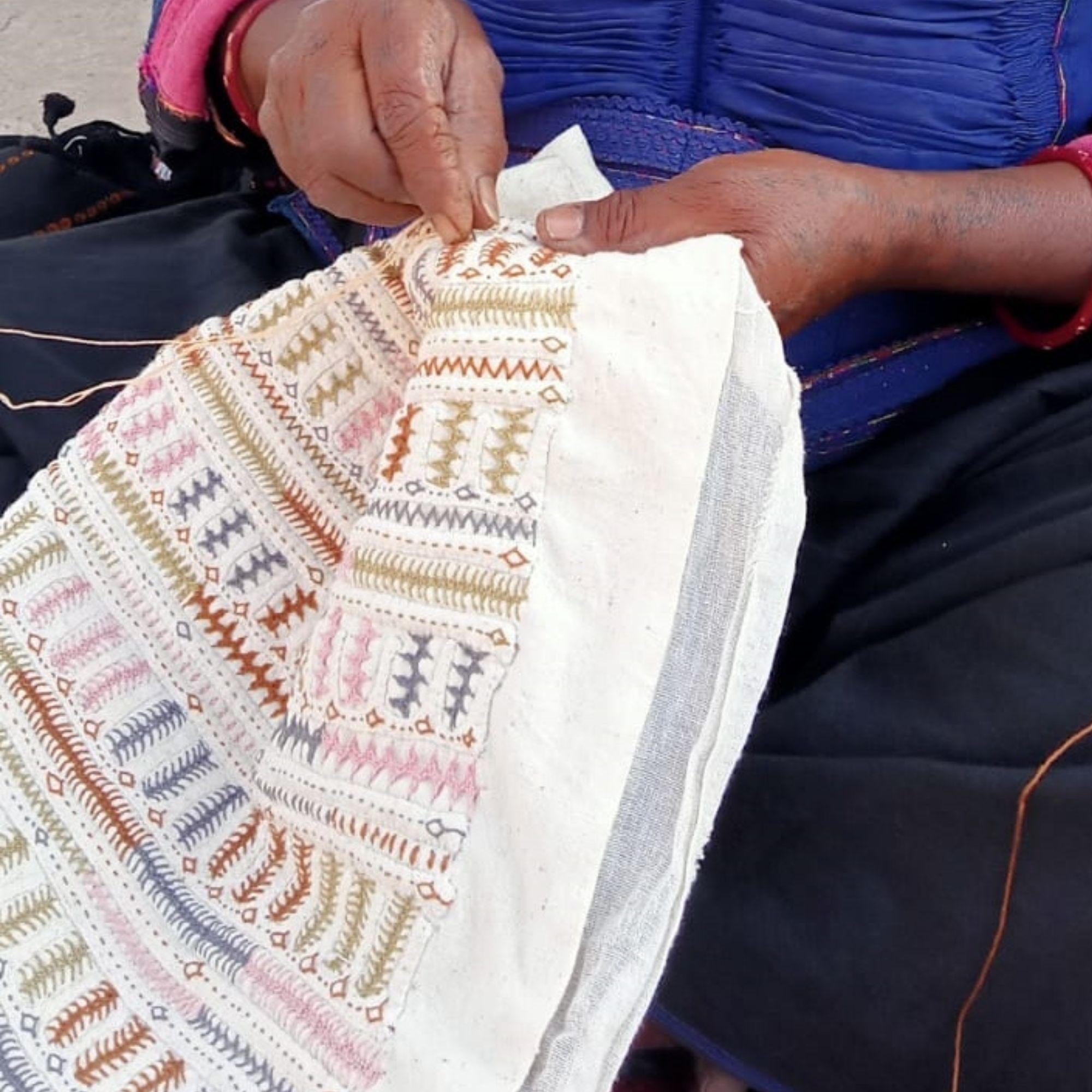 Oreiller Dahli Cora entièrement brodé à la main sur coton biologique tissé à la main par des artisans en vente 4