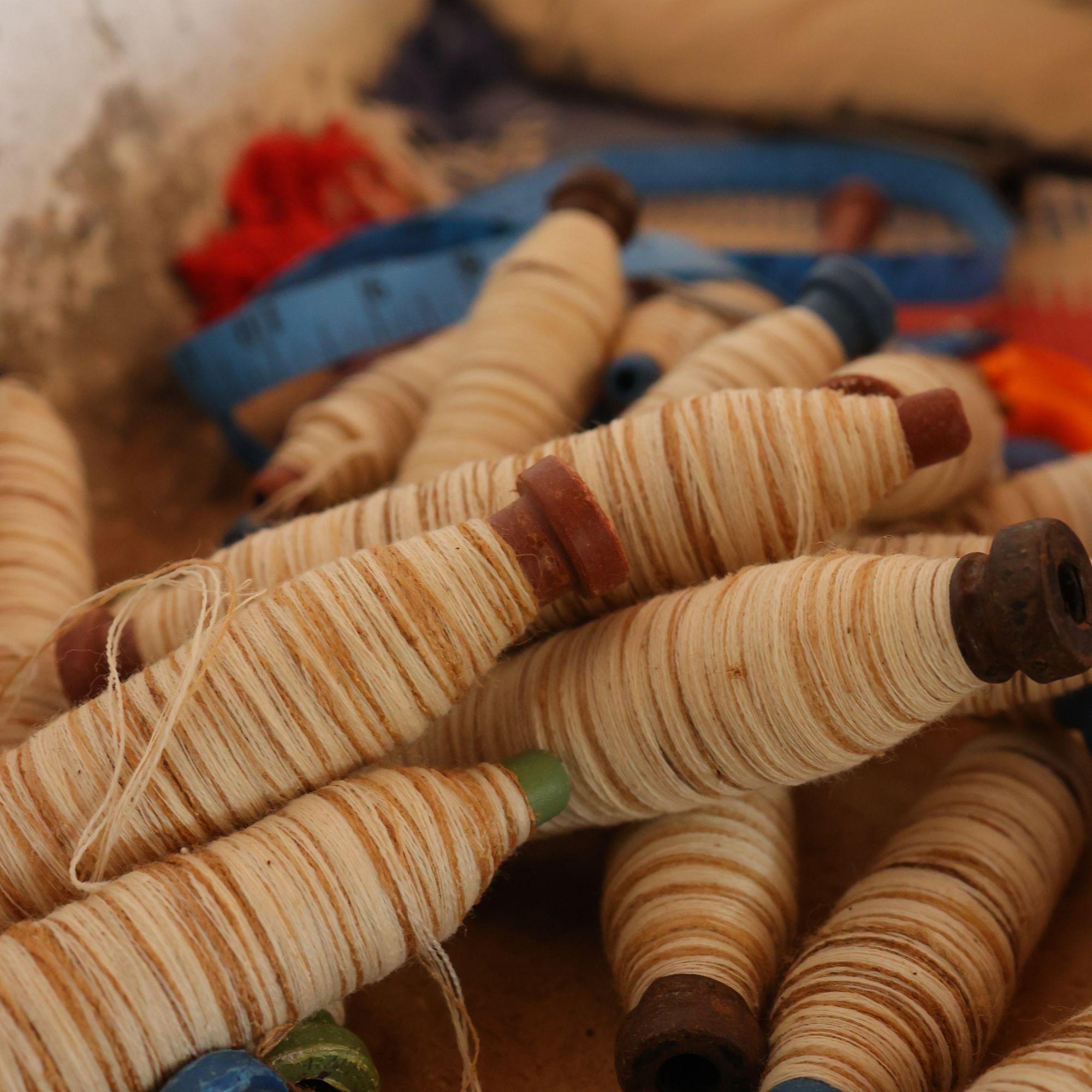 Oreiller Dahli Cora entièrement brodé à la main sur coton biologique tissé à la main par des artisans en vente 11