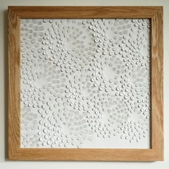 Dahlia, ein 3D-Skulptur-Wandkunststück aus weißem Leder