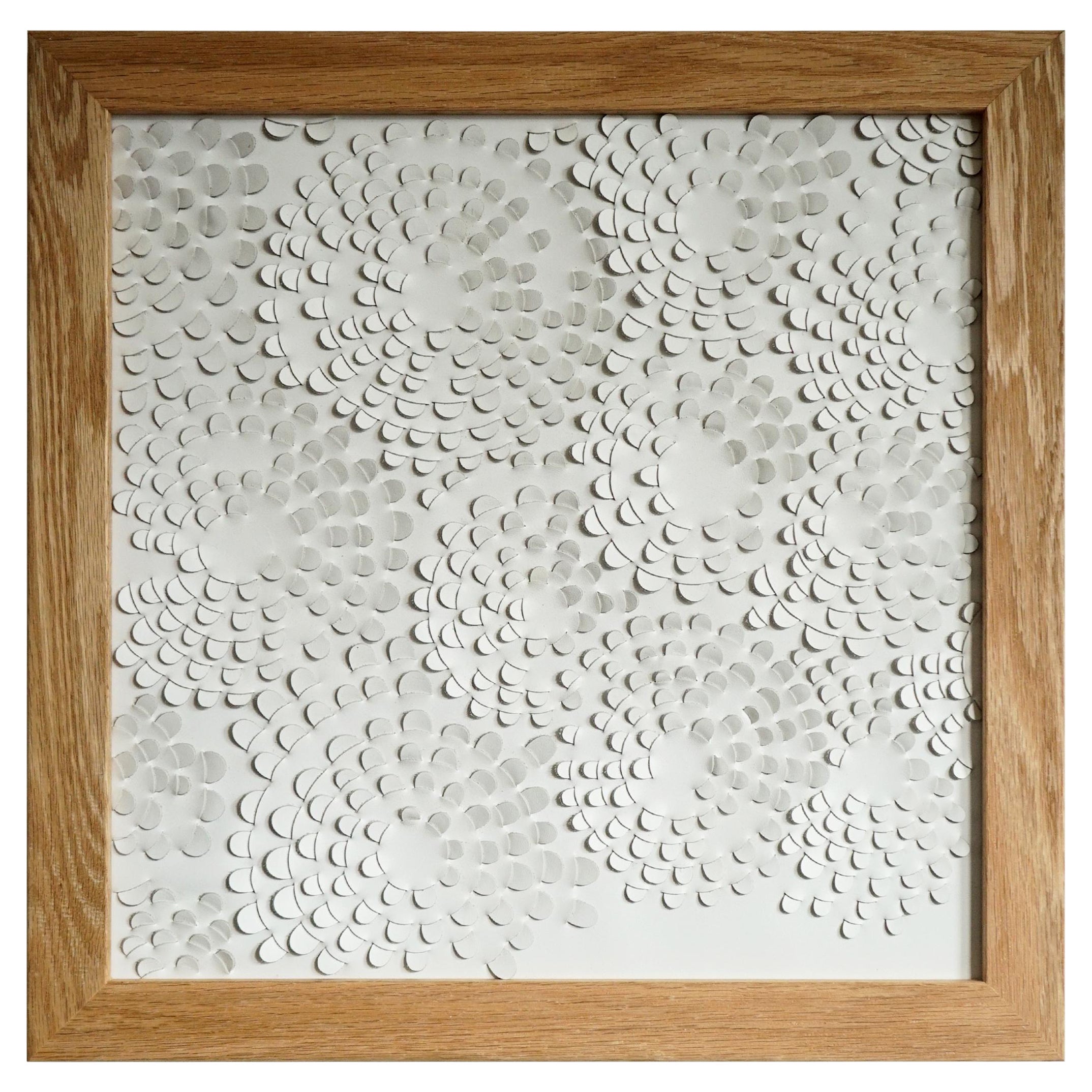 Dahlia, ein 3D-Skulptur-Wandkunststück aus weißem Leder