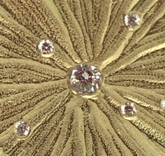 Dahlia Kanner 21 mm runder Dig Shield, 18k YG Anhänger mit eingebetteten Diamanten