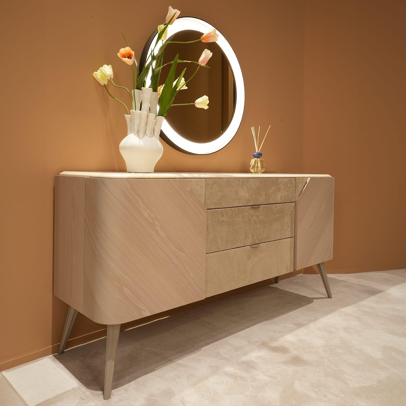 Sleek lines immediately reveal the modern character of this sideboard. Equipped with three central drawers flanked by a couple of shaped doors veneered in Canaletto walnut and lacquered in gray, it allows one to admire natural woodgrain together