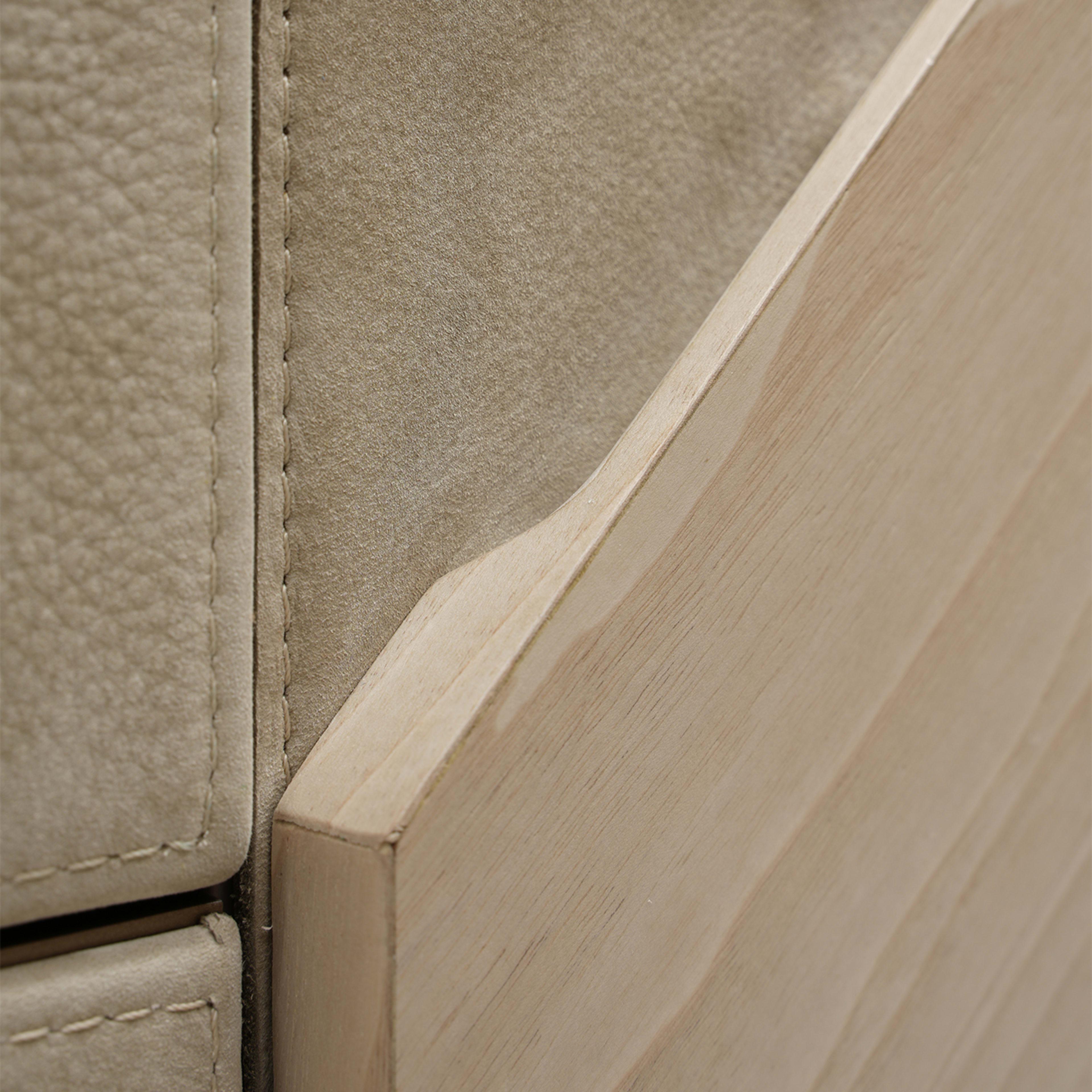 Helles Sideboard in Beige und Grau mit Dahlia-Muster (Holz) im Angebot