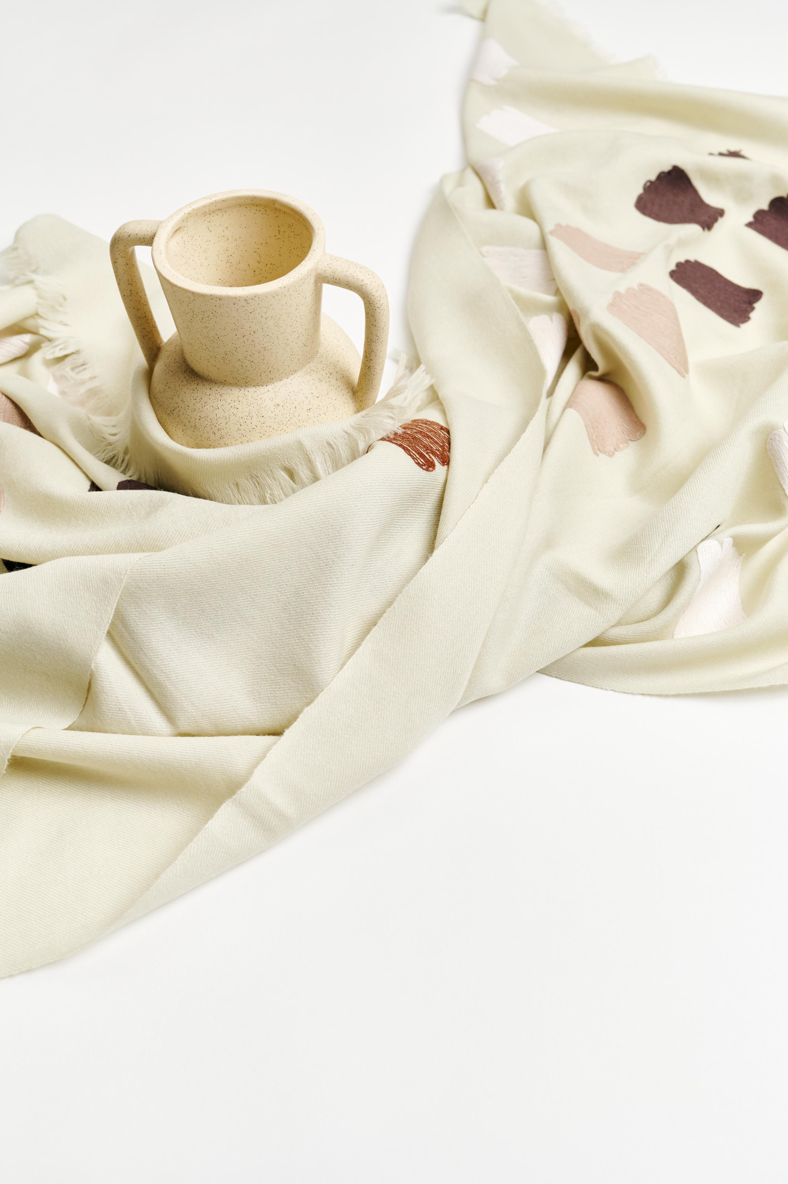 Sciarpa Dahlia Cream ricamata a mano e tessuta a mano da artigiani in vendita 15
