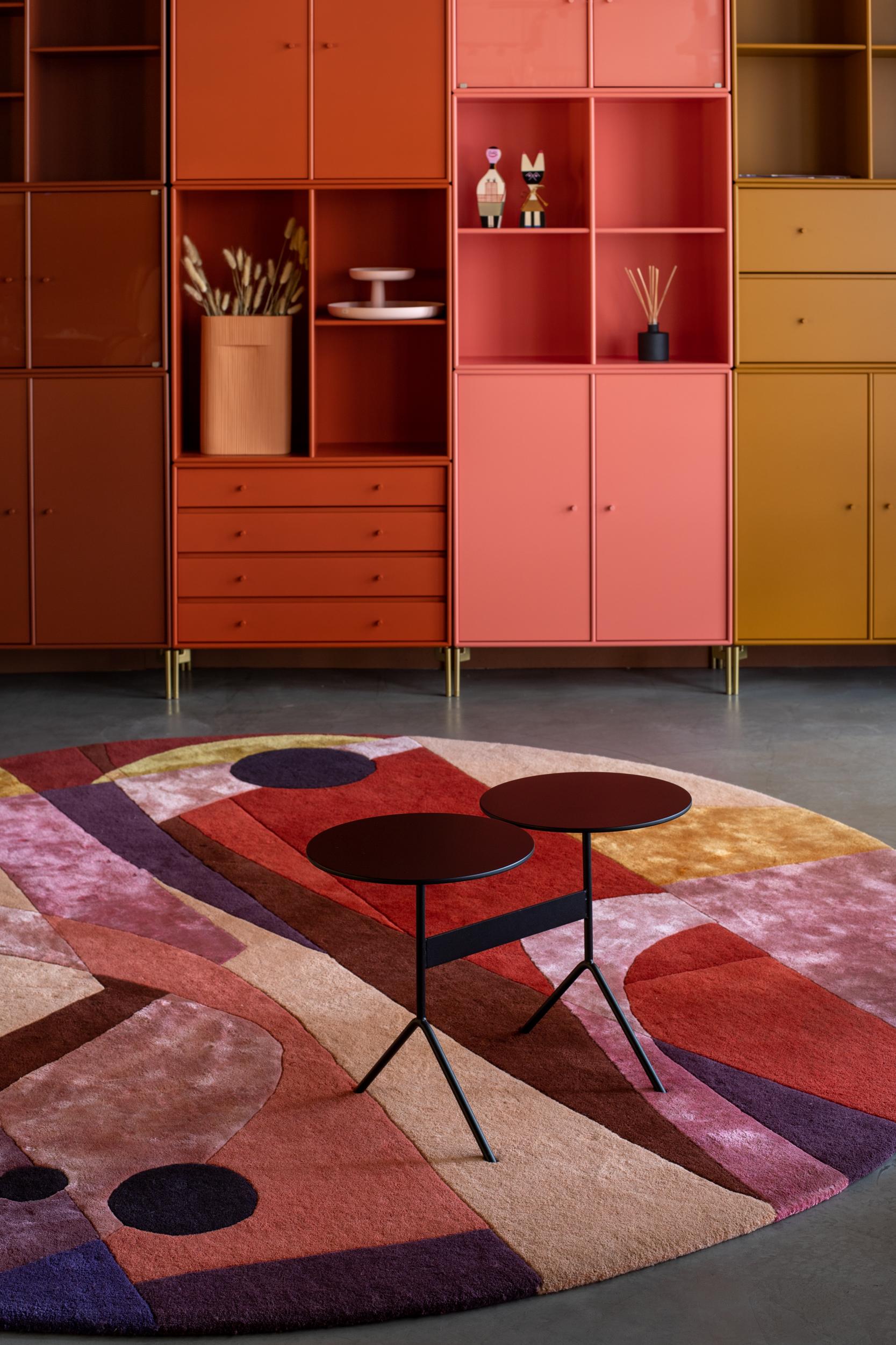 Tappeto Dahlia di Studio A
Dimensioni: L 250 x L 350 cm.
Materiali: Lana e bambù.

Disponibile in sette dimensioni: 90 x 240 cm, 140 x 200 cm, 170 x 240 cm, 200 x 300 cm, 250 x 350 cm, 300 x 400 cm e 350 x 450 cm. Disponibile anche in misure