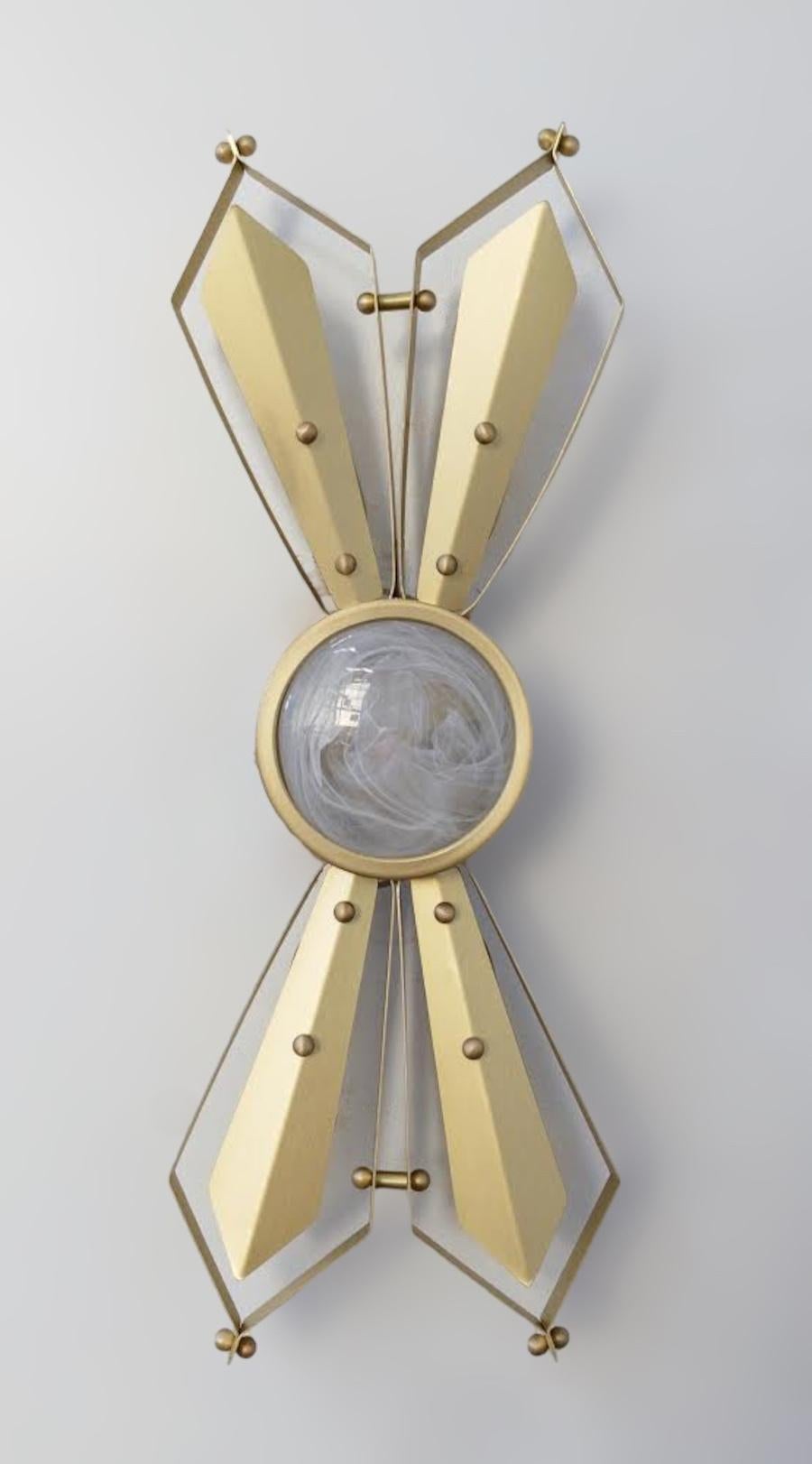 Elegant Italian wall light with satin brass frame and a clear with white Murano glass lens diffuser at the center, designed by Fabio Bergomi for Fabio Ltd / Made in Italy
4 lights / E12 or E14 type / max 40W each
Measures: height 21 inches, width 8