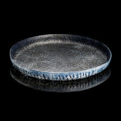 Assiette en verre Dahlia Universe noire, grise, bleue et blanche par Amanda Simmons