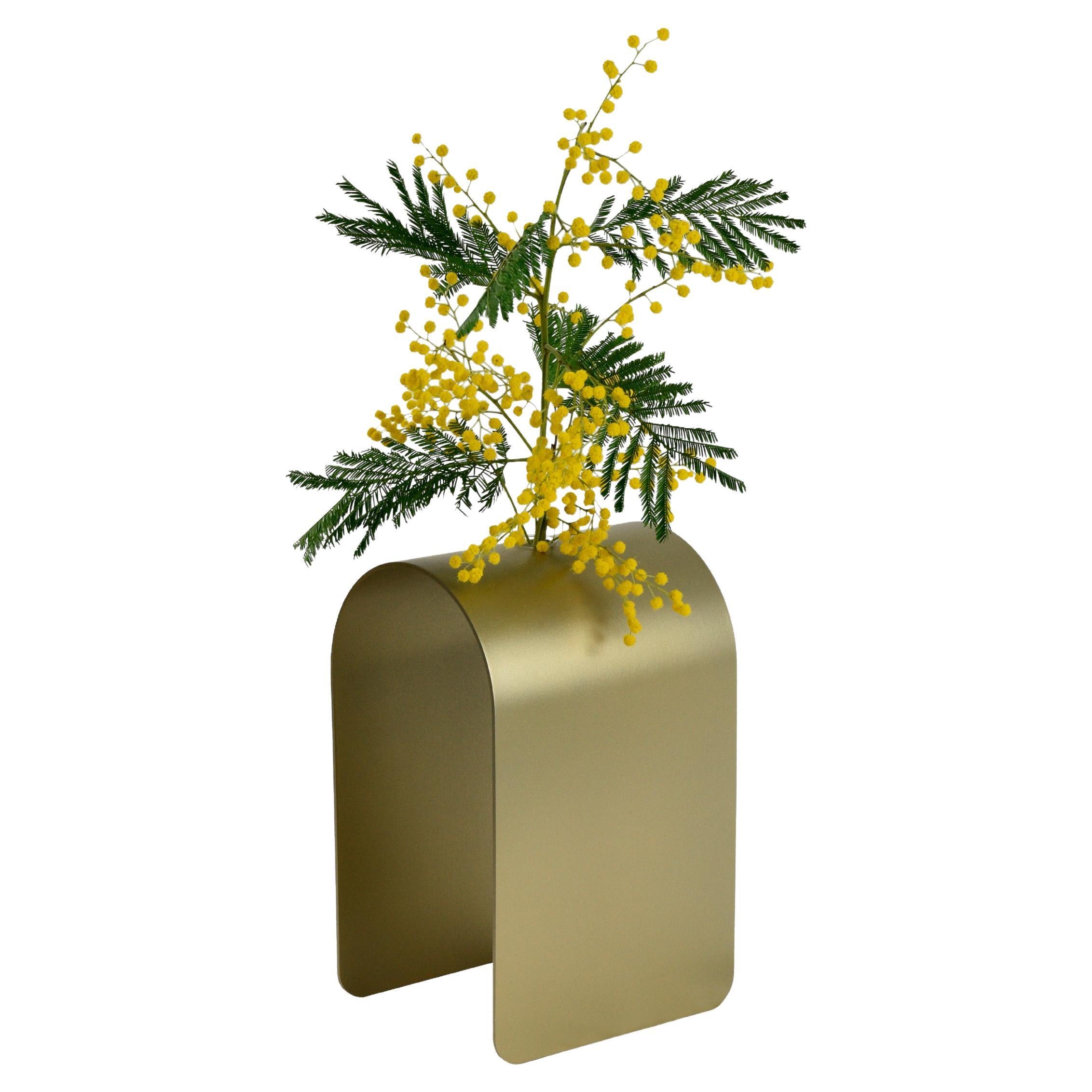 DHALIA – vaso minimal e chic da posizionare liberamente.
Un elemento di design che crea movimento e accende gli spazi interni.
Questo vaso presenta una forma distintiva composta da un corpo tubolare in vetro racchiuso e sostenuto da una struttura ad