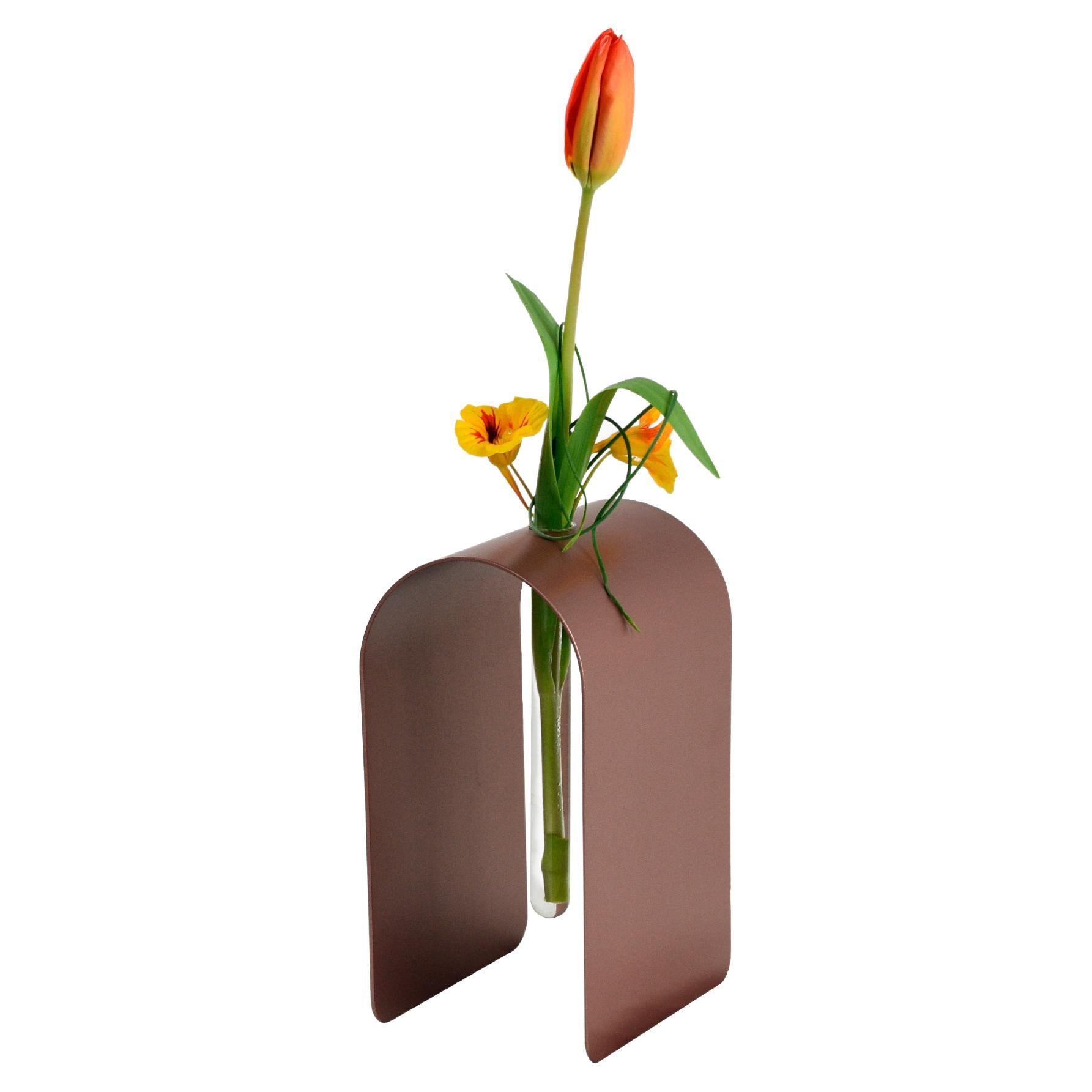 DHALIA – vaso minimal e chic da posizionare liberamente.
Un elemento di design che crea movimento e accende gli spazi interni.
Questo vaso presenta una forma distintiva composta da un corpo tubolare in vetro racchiuso e sostenuto da una struttura ad