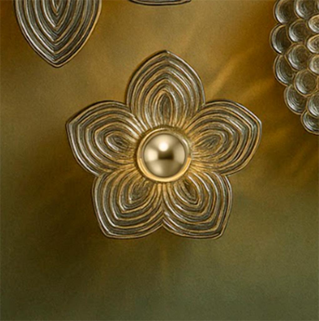 Through thermoformed and mirrored glass, these pieces evoke the ritual and sensorial splendor associated with Xochipilli, the Mexica deity of art, flowers, and pleasure, transforming each lamp into a contemporary altar.