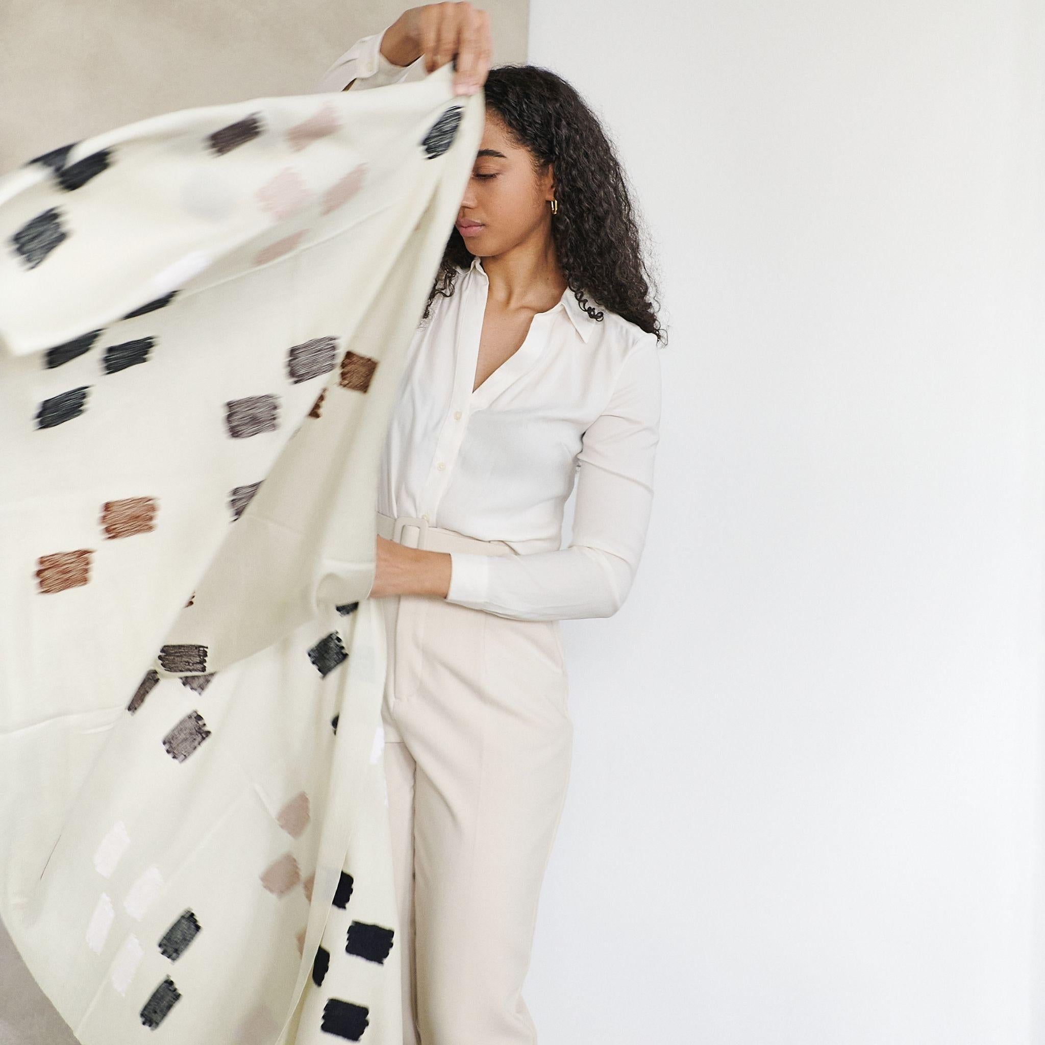 Dahlia Weißer handbestickter, handgewebter Schal von Kunsthandwerkern für Damen oder Herren im Angebot