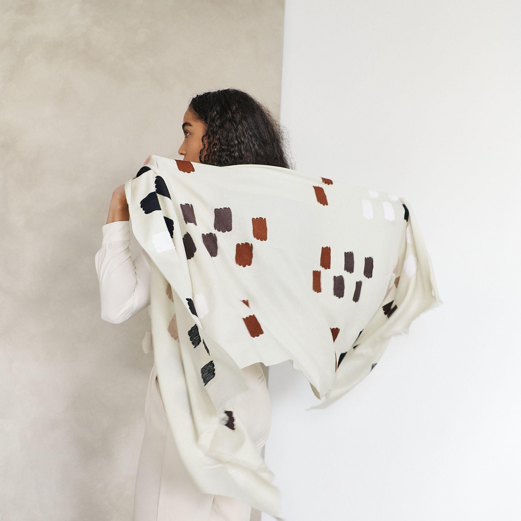 Dahlia Weißer handbestickter, handgewebter Schal von Kunsthandwerkern im Angebot 1
