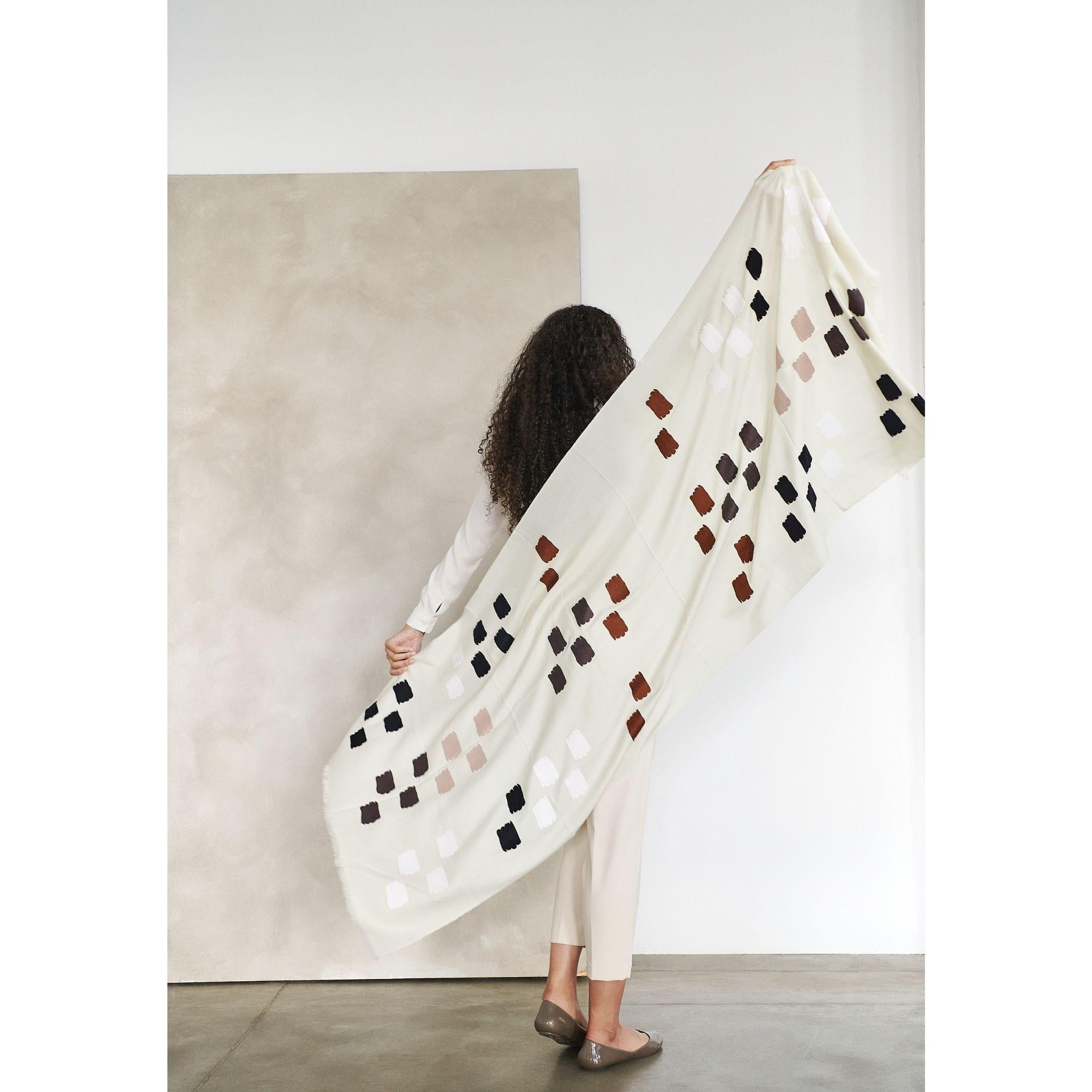 Dahlia Weißer handbestickter, handgewebter Schal von Kunsthandwerkern im Angebot 2