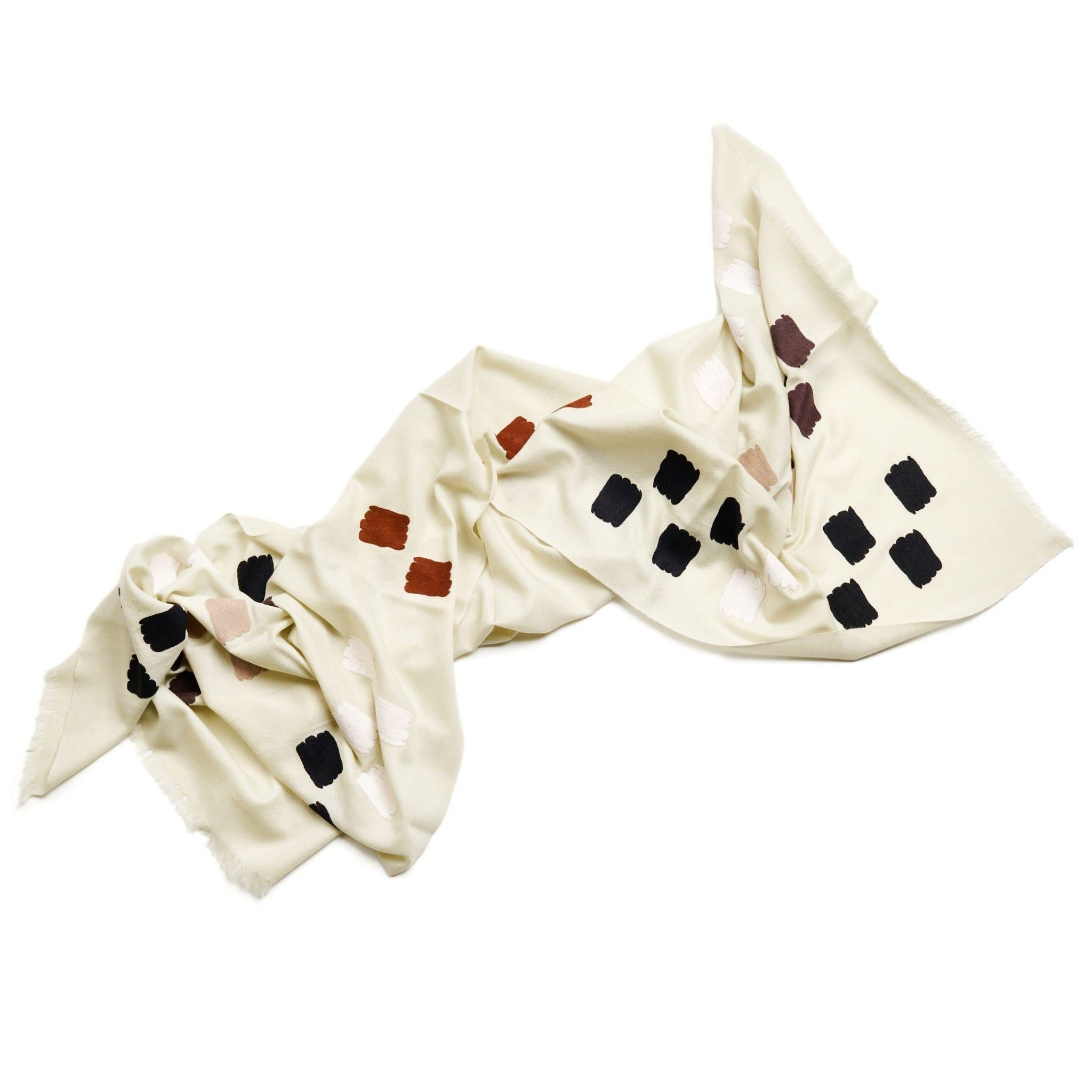 Dahlia Weißer handbestickter, handgewebter Schal von Kunsthandwerkern im Angebot 4