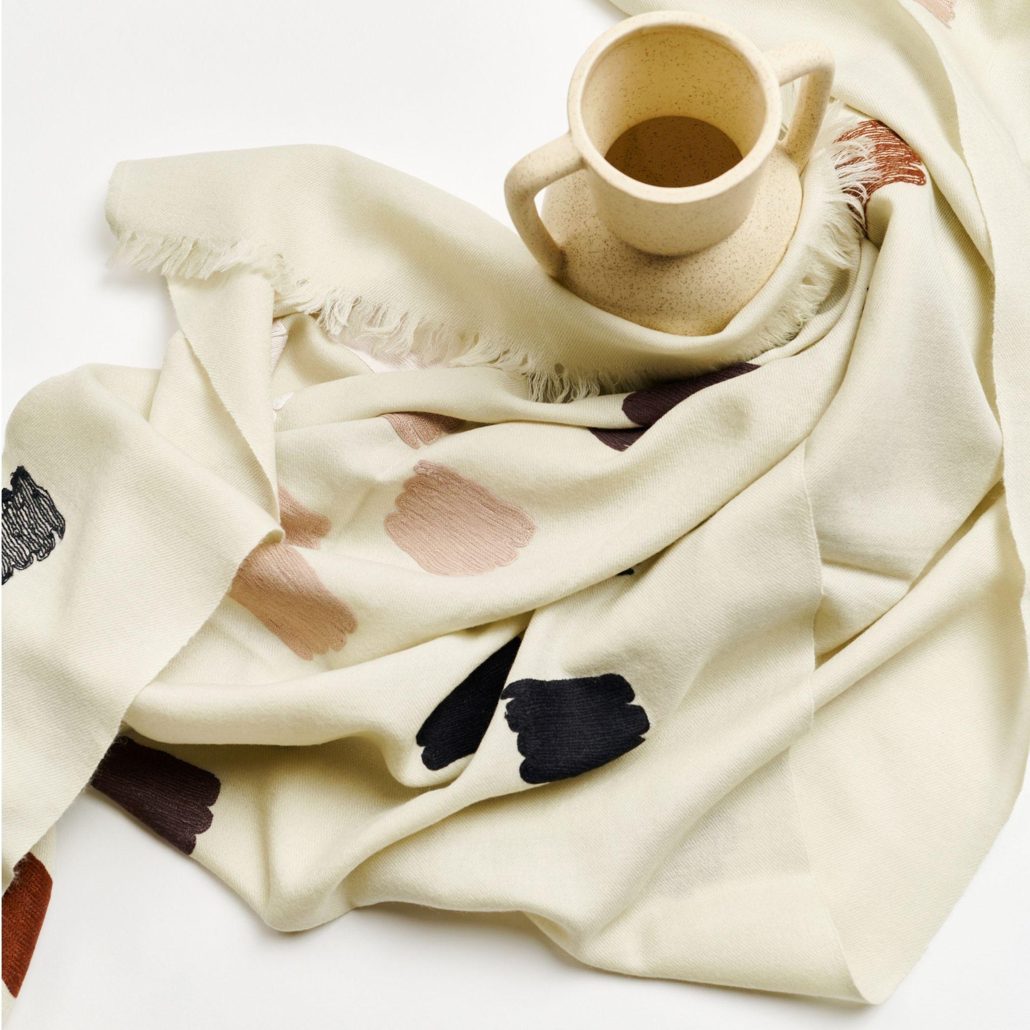 Dahlia Weißer handbestickter, handgewebter Schal von Kunsthandwerkern im Angebot 5