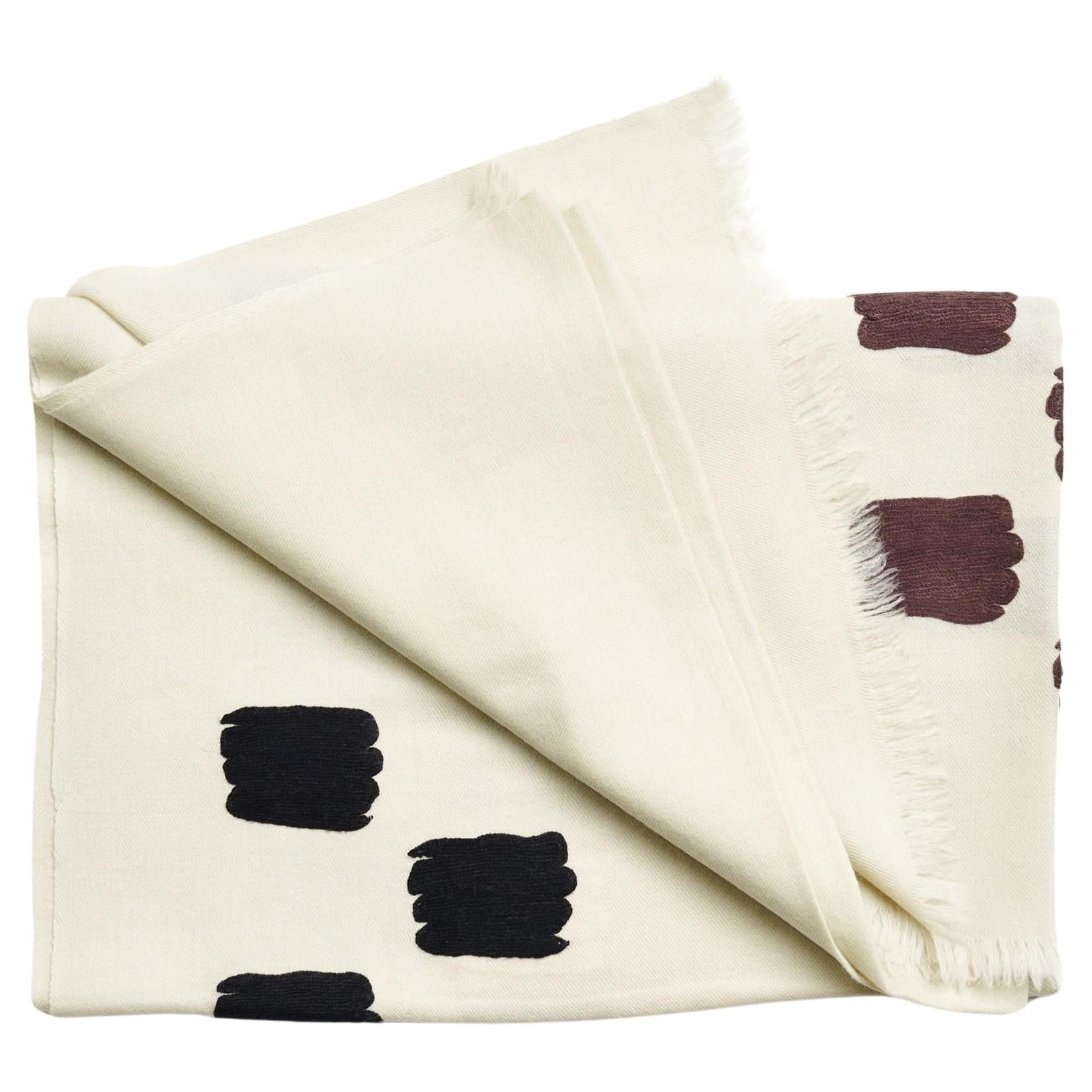 Dahlia Weißer handbestickter, handgewebter Schal von Kunsthandwerkern im Angebot