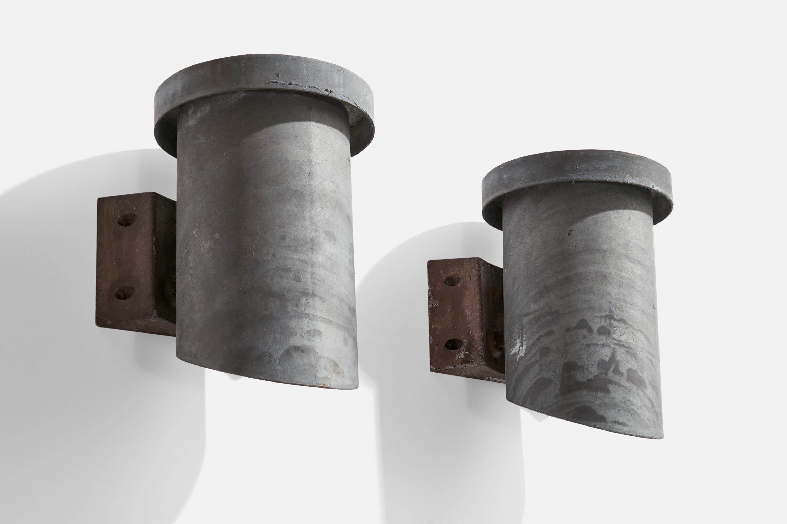 A pair of steel and metal wall lights produced by Dahls Maskinfabrik, Denmark, c. 1980s.

Overall Dimensions (inches):  11.5” H x  8.5” W x  9.5” D

Back Plate Dimensions (Inches): 4.875 ” H x 8.5” W x 1.875” D

Bulb Specifications: 5W/840