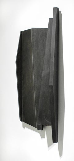 Diventare una cosa scura nella notte (scultura astratta minimalista da parete nera)