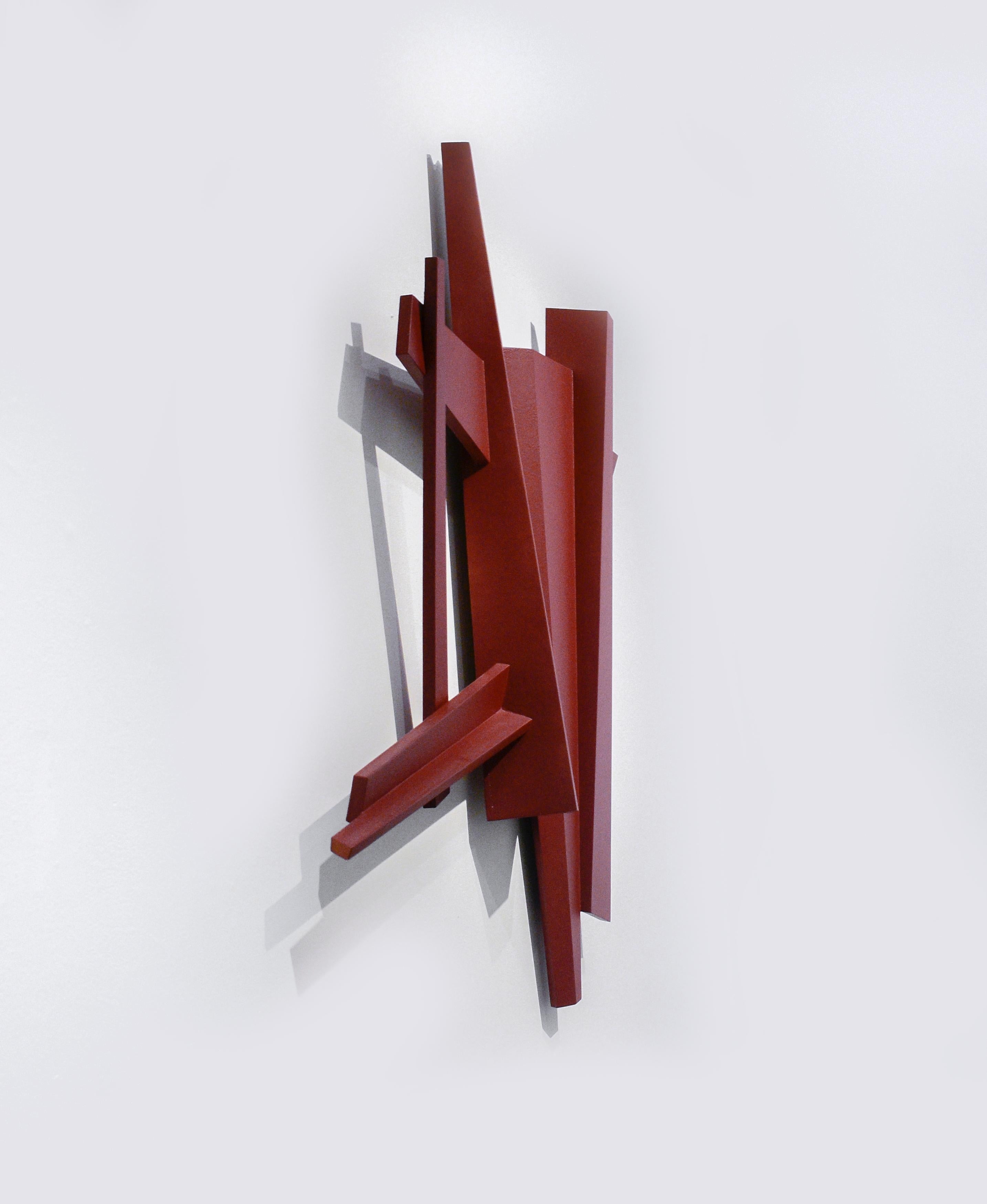 Descendant du cubiste (sculpture murale abstraite rouge profond bordeaux minimaliste) - Minimaliste Sculpture par Dai Ban