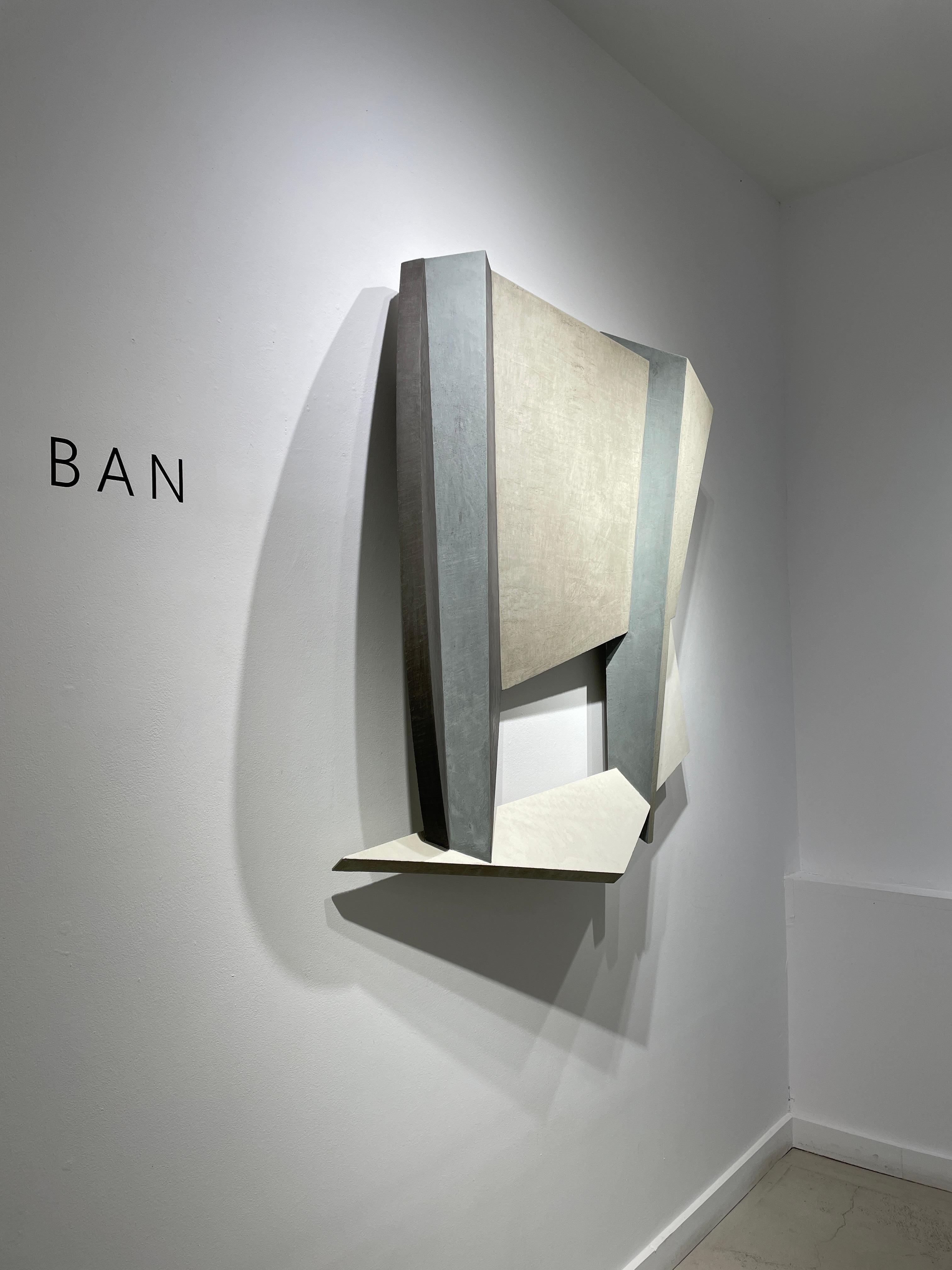 Abstrakte geometrische, minimalistische Wandskulptur in Weiß und Grau 
Präzisionskarton, venezianischer Gips, Pigmente und Bienenwachs
Trotz ihres steinähnlichen Aussehens wiegt die Skulptur etwa 25 Pfund und hängt mit einer französischen Klammer