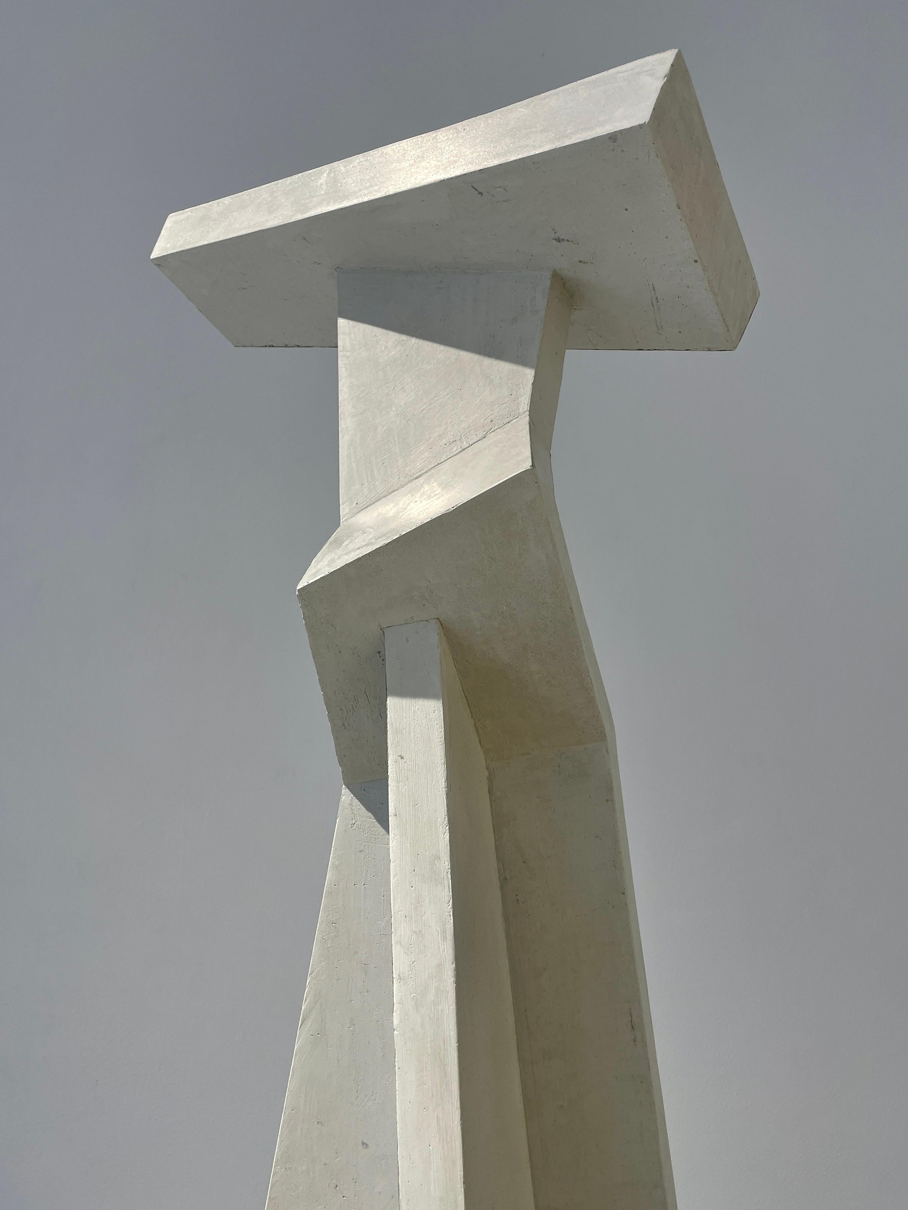 She Carried Water (Minimalistische stehende Skulptur in Weiß- und Grautönen) (Zeitgenössisch), Sculpture, von Dai Ban