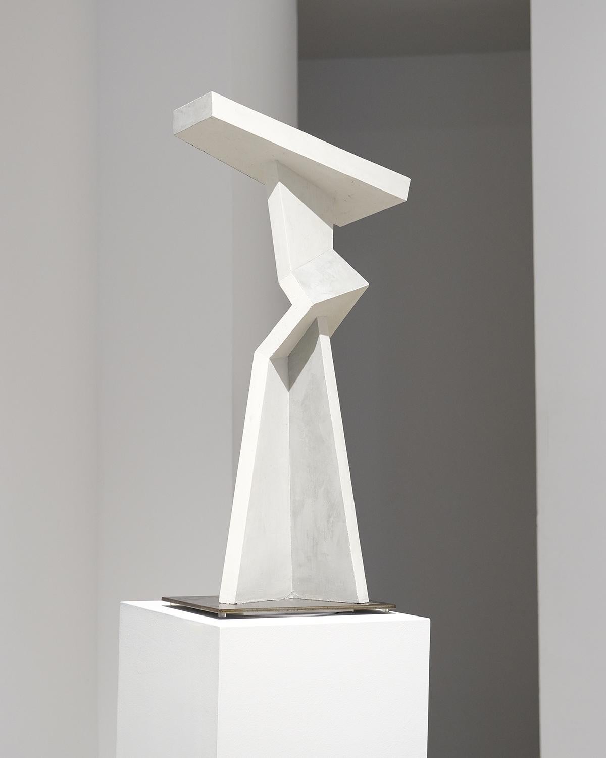 She Carried Water (Minimalistische stehende Skulptur in Weiß- und Grautönen) im Angebot 2