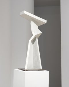 She Carried Water (Minimalistische stehende Skulptur in Weiß- und Grautönen)