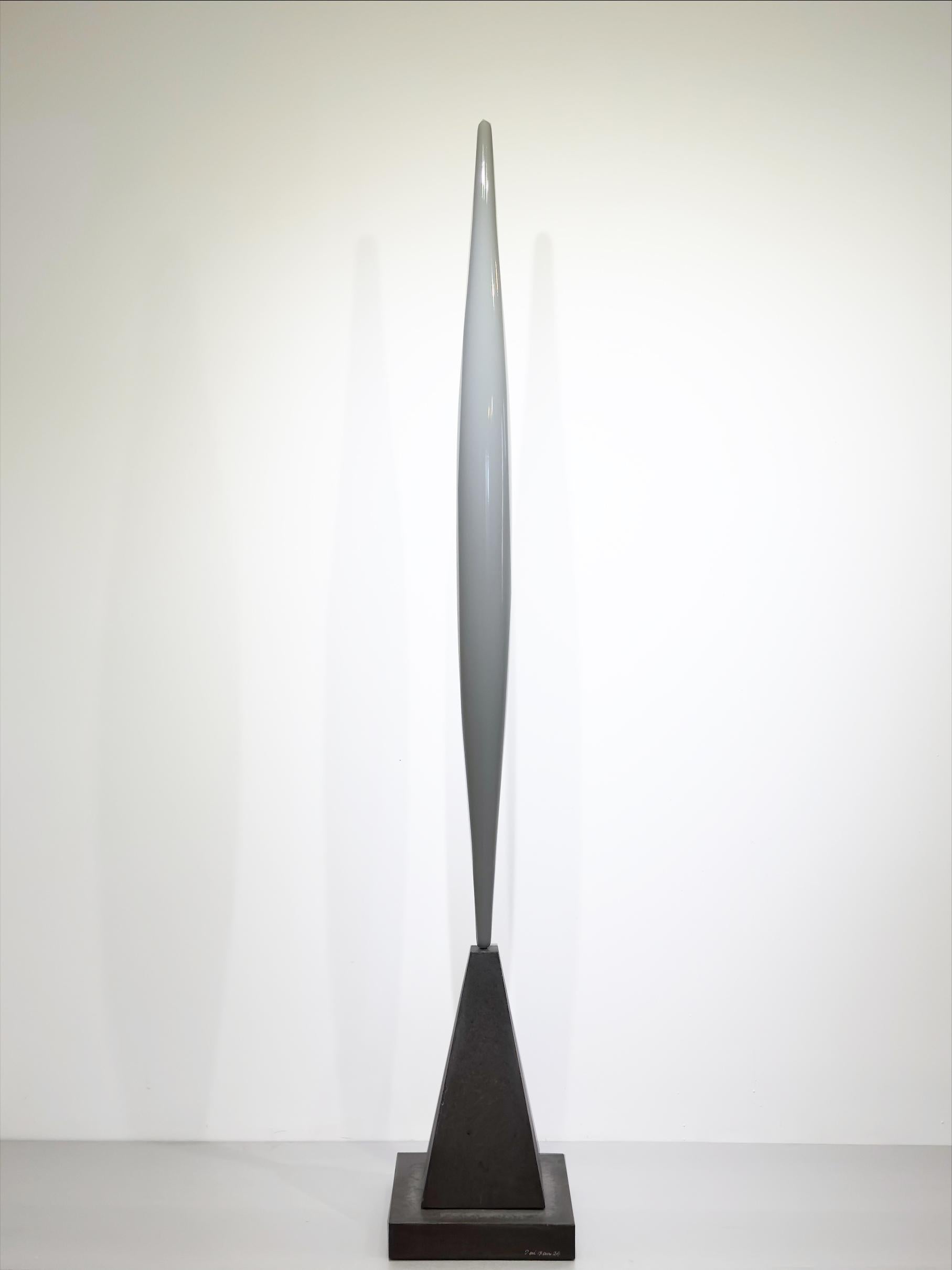 Slender Thing (scultura grigia minimalista astratta e modernista ispirata a Brancusi)