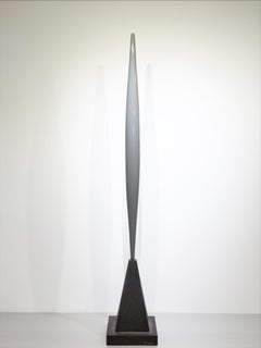 Cosa esbelta (Escultura gris minimalista abstracta, modernista, inspirada en Brancusi)