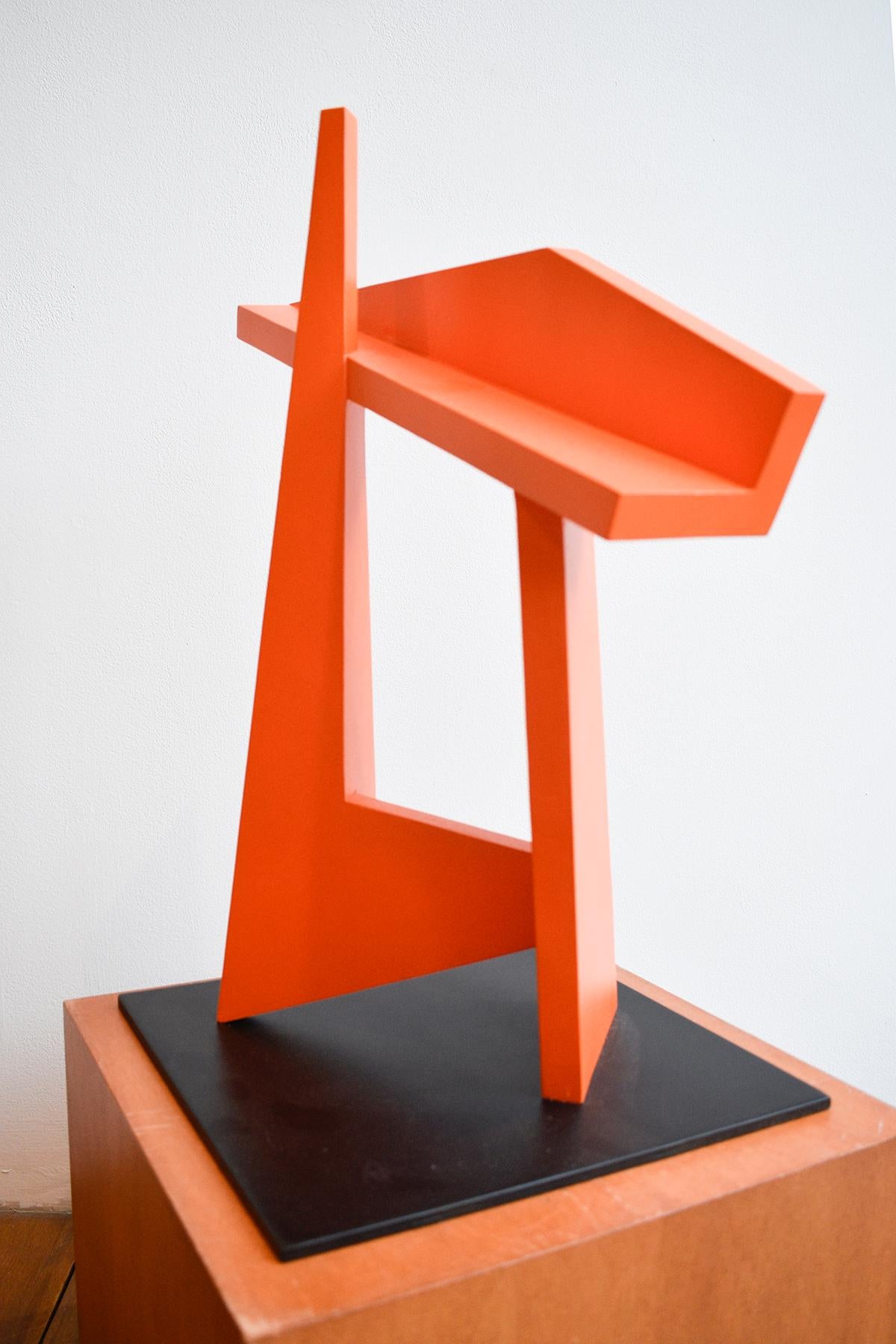 Minimalistische, abstrakte, geometrische, stehende Skulptur in leuchtendem Rot-Orange mit schwarzem Stahlsockel
