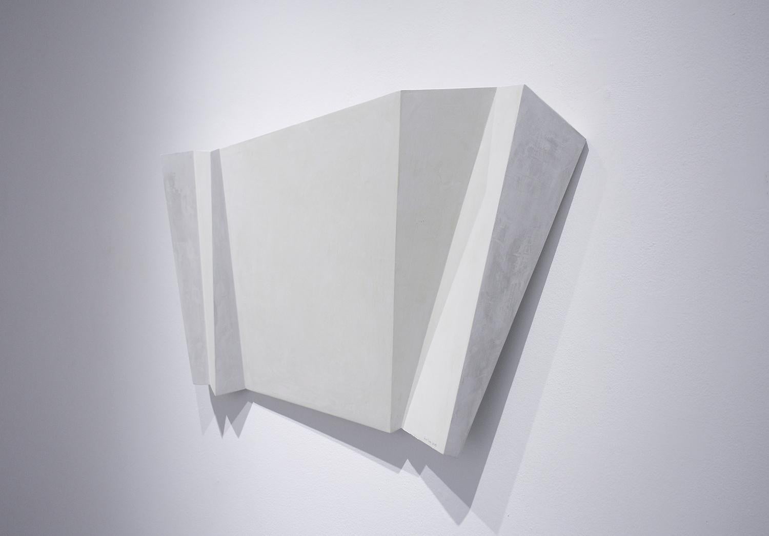 When My Sorrow Eases (Minimalist Abstract White Wall Sculpture) (Grau), Abstract Sculpture, von Dai Ban