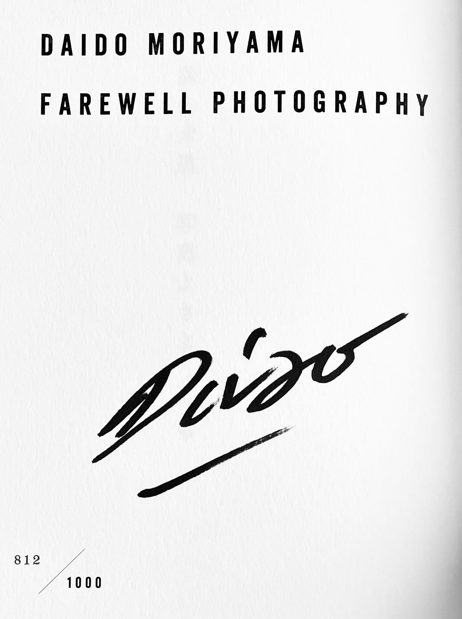 Signiertes Daido Moriyama Künstlerbuch: Daido Moriyama Farewell Photography: 

Daido Moriyamas Fotobuch Farewell Photography aus dem Jahr 1972 war eines der einflussreichsten Fotobücher, die jemals veröffentlicht wurden. Diese auffällige,