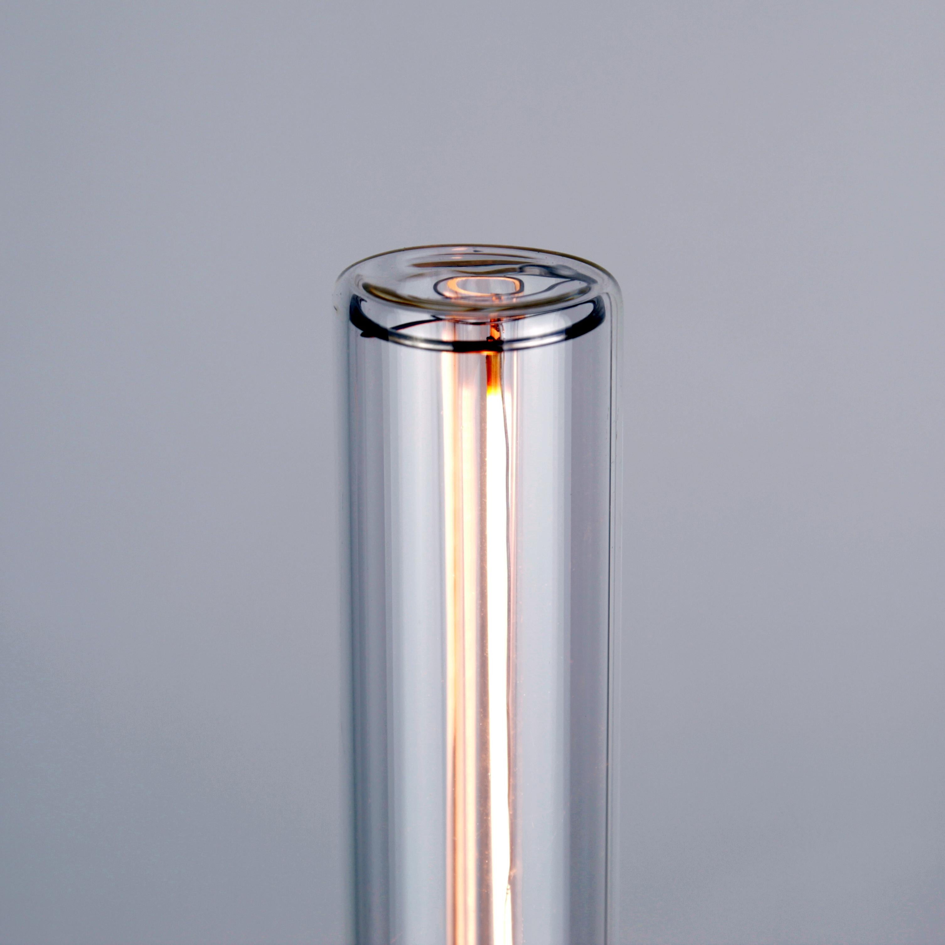 Die von Daikon Studio entworfenen und speziell für Daikon-Leuchten hergestellten flachen Glühbirnen ergänzen unsere eckigen und geometrischen Leuchten. Die zarten LED-Streifen werden sorgfältig von Hand in eine doppelwandige, mundgeblasene Glasröhre