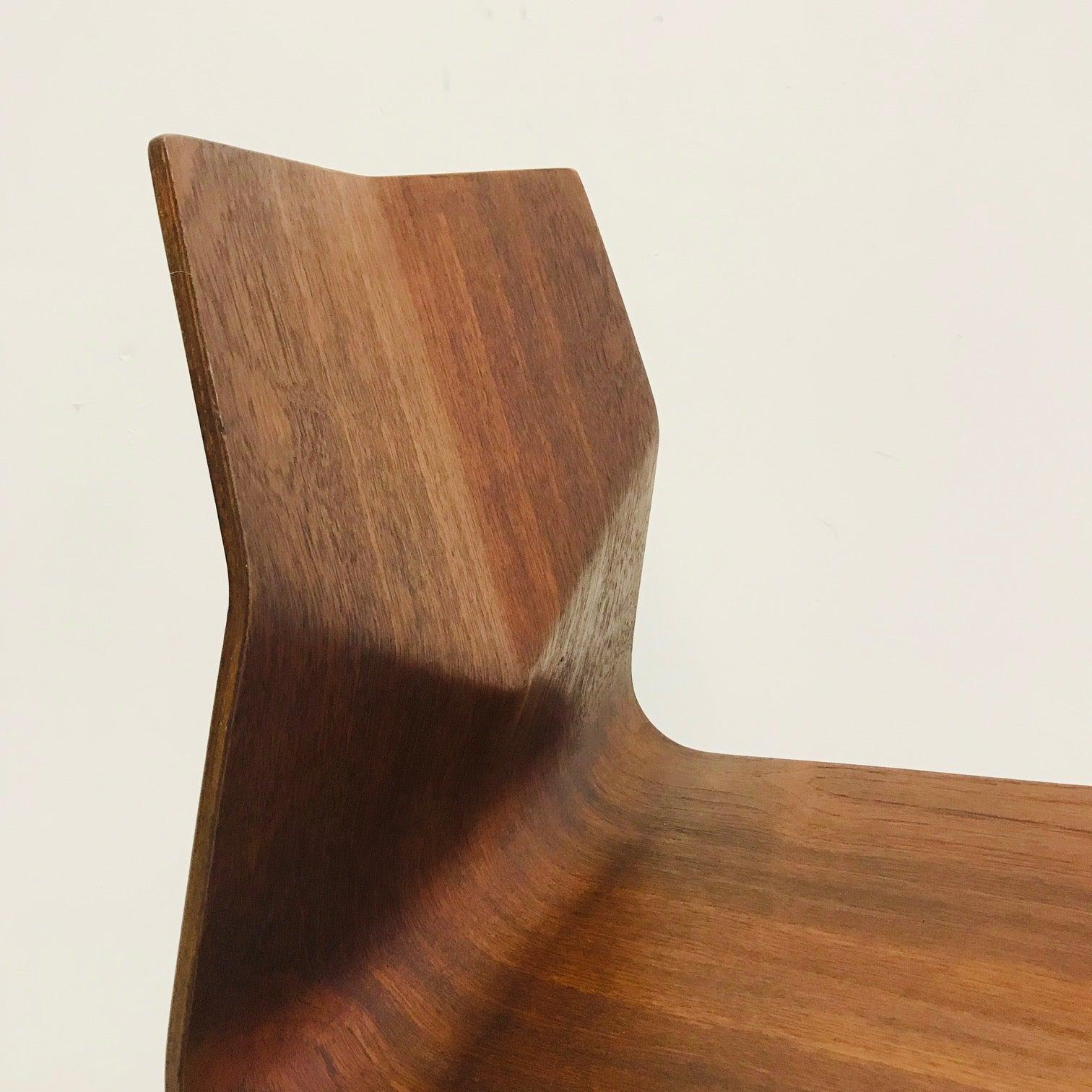 René-Jean Caillette
Diamond chair 
Edition Steiner
Elm veneered molded plywood, 
steel 31.5 x 18.11 x 17.32 in.