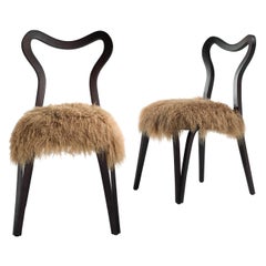 Silla de comedor Daina de nogal macizo con asiento acolchado de cordero