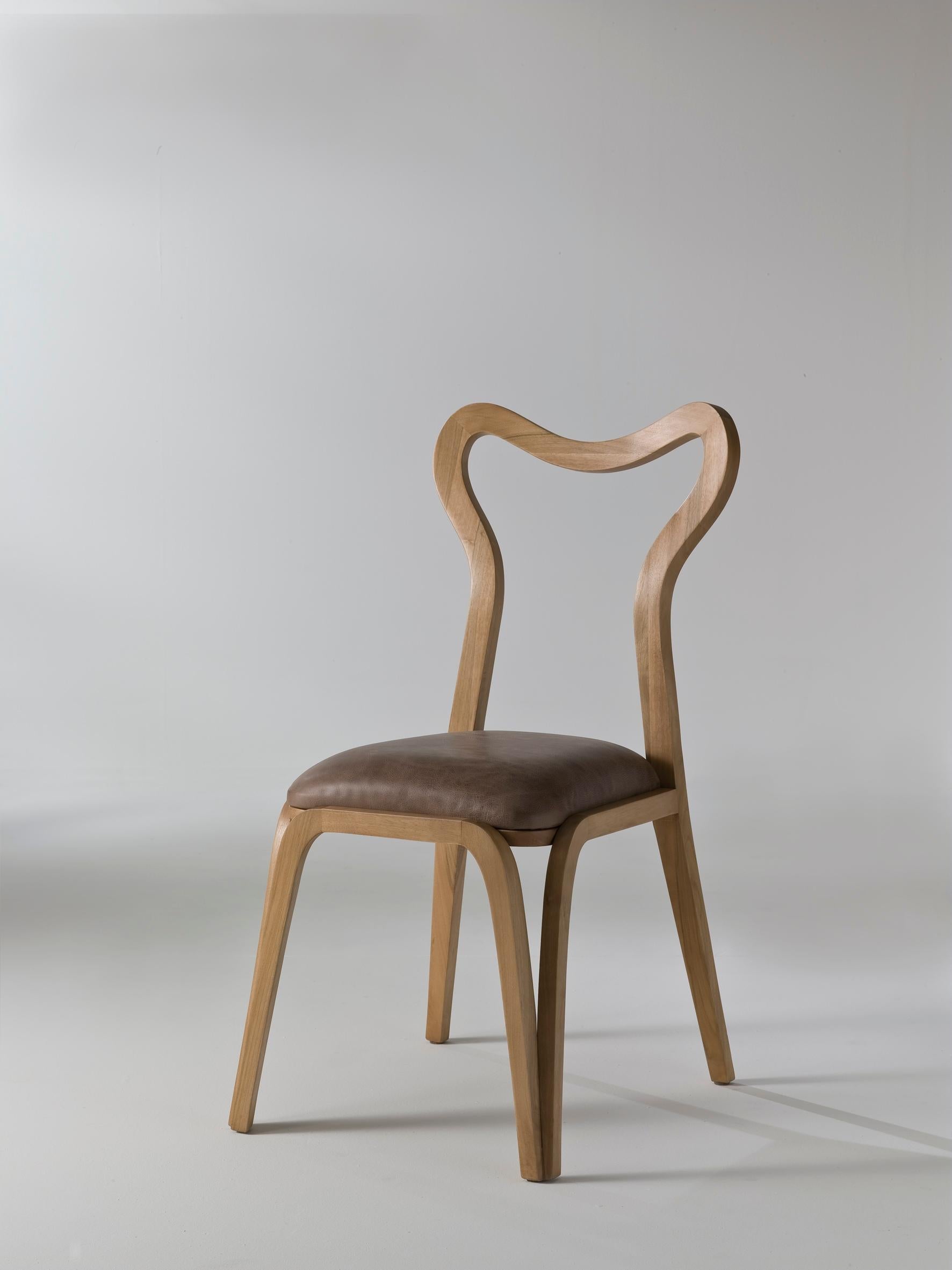 Moderne Chaise de salle à manger DAINA avec assise tapissée et recouverte de cuir par Nigel Coats en vente