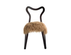 Chaise de salle à manger DAINA Tibet en fourrure d'agneau en noyer massif de Nigel Coates